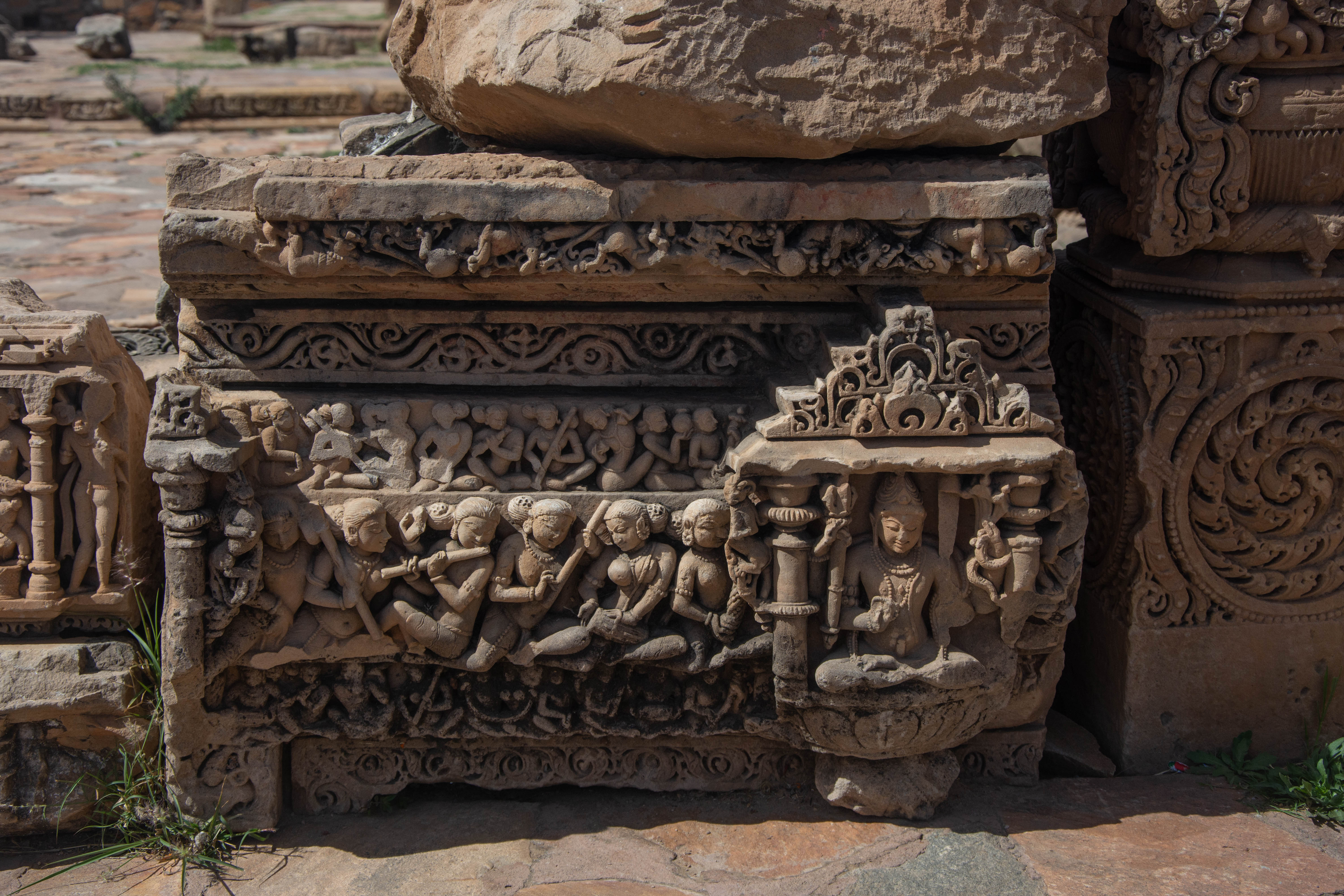 The sanctum's doorway features a lintel. At the lalata is a figure of Lakulisha. Richly carved musicians and dancers adorn the frame. The current lintel on the Harshnath temple's doorframe is likely a later replacement. This lintel, depicting Lakulisha, may have belonged to the Harshnath Temple.