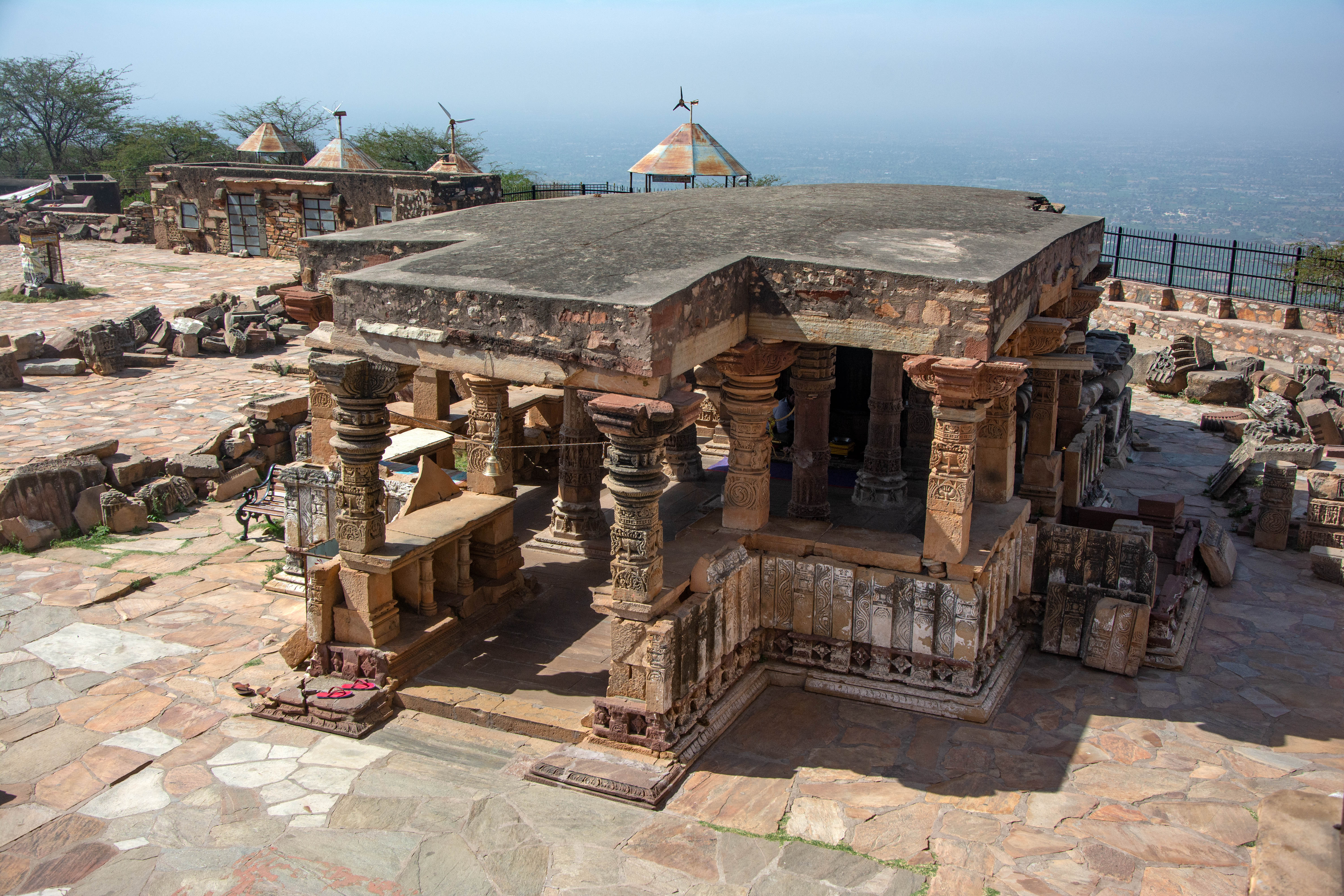 The temple, which is in ruinous condition, consists of a mulaprasada of tri-anga specification, joined by a rangamandapa. It lacks the pitha but begins with a single plinth. Despite some damage, the vedibandha features a kumbha with an intricate udgama motif and a small central box containing a figure. Remains in the northeastern corner demonstrate that the nearly entirely ruined jangha had dikpalas at the karnas.