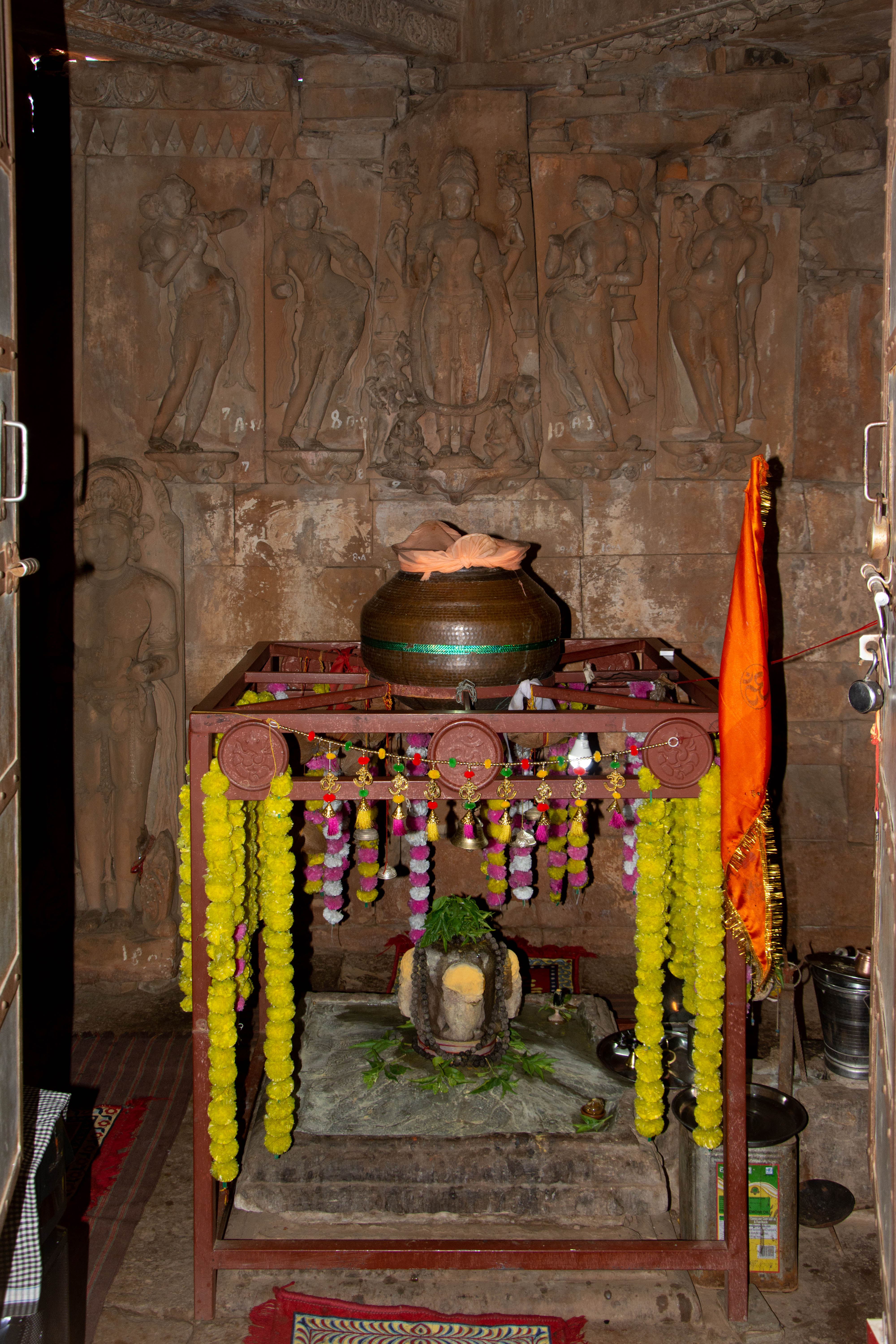 The Harshnath Temple actively worships the four-faced linga, known as the Pancha-mukhi Mahadev, located in its sanctum. It features three benevolent faces, while the one facing northward is fierce. One face is considered to be at the top of the linga. They collectively represent Shiva's Sadashiva form.