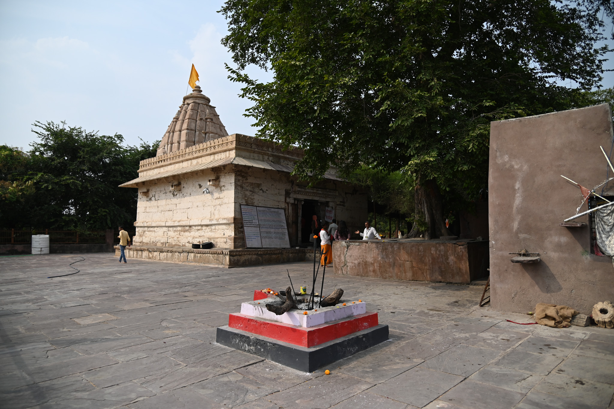 The mulaprasada (main temple) is visible from the southeast. Comprising a mandapa (hall), antarala (vestibule or antechamber), and garbhagriha (sanctum sanctorum) on its plan, the temple has a simple elevation with minimal decoration. Outside the main temple, there is a yajnakund for performing yajna and havan (fire rituals).