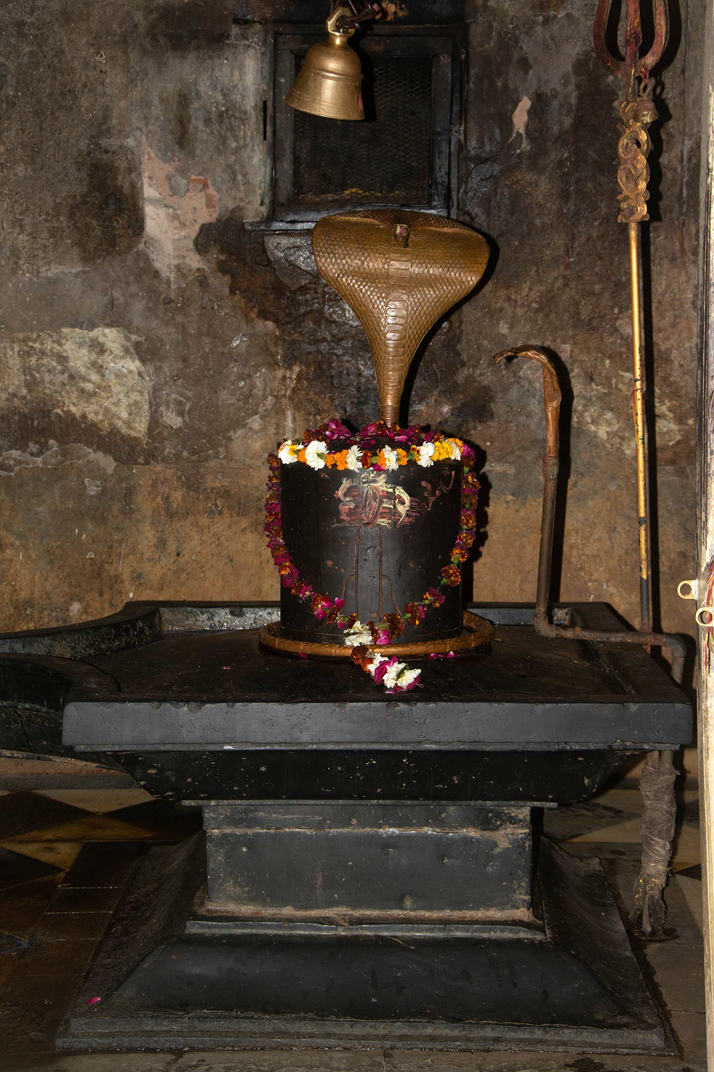 Inside the central garbhagriha (sanctum sanctorum) of the central shrine in the Neelkanth Mahadev Temple is a large Shiva linga (aniconic representation of Shiva). It is on a high pedestal. The temple is actively used for worship. The Shivalinga is made up of polished stone.