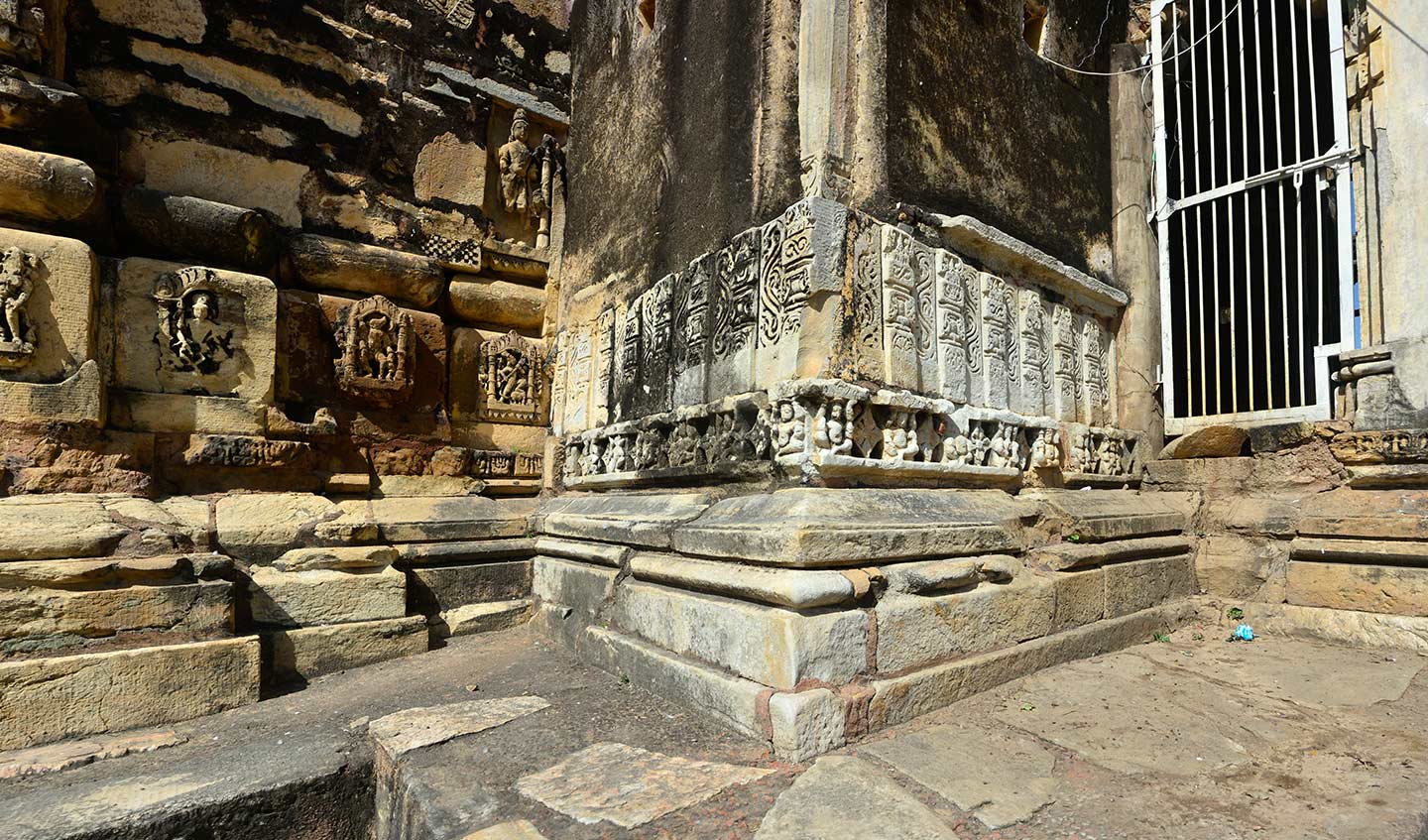 These are the remains of the mandapa (pillared hall) and the north shrine in the triple-shrine Neelkanth Mahadev Temple. Like the south shrine, only the exterior walls' plinth has survived. The vedika (railing) portions visible in this picture clearly indicate that the mandapa (pillared hall) originally featured kakshasanas (seats).