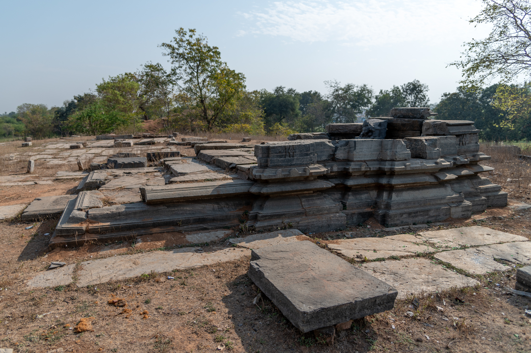 To the southwest of the Mandaleshwar Mahadev Temple, there are the remains of a triratha (three ratha or vertical projections on each side) single-shrine temple. In its plan, the ruined temple consists only of a garbhagriha (sanctum sanctorum) and a mandapa (pillared hall). Only the plinth of the temple ruins has survived. The temple has a vedibandha (basal mouldings) consisting of mouldings like khura, kani, and kumbha.