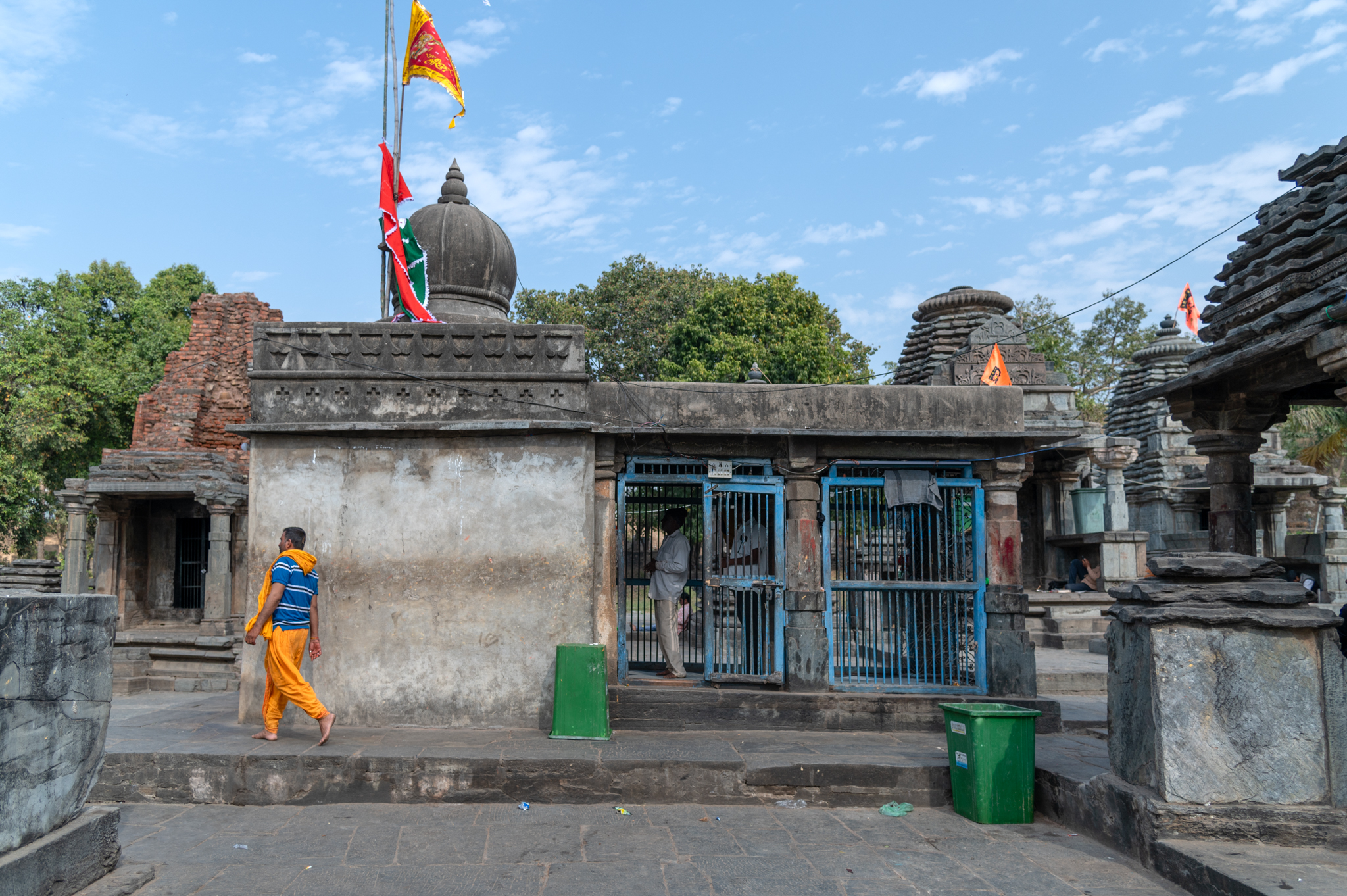 This is a renovated structure, in which the sandstone pillars of the semi-open porch and the architrave of the garbhagriha of the temple are from the medieval period. The figure of Hanuman enshrined in the temple also belongs to the 12th century CE, as per the inscription found on its pedestal. This temple complex gets its name from the life-size figure of Hanuman in the temple.