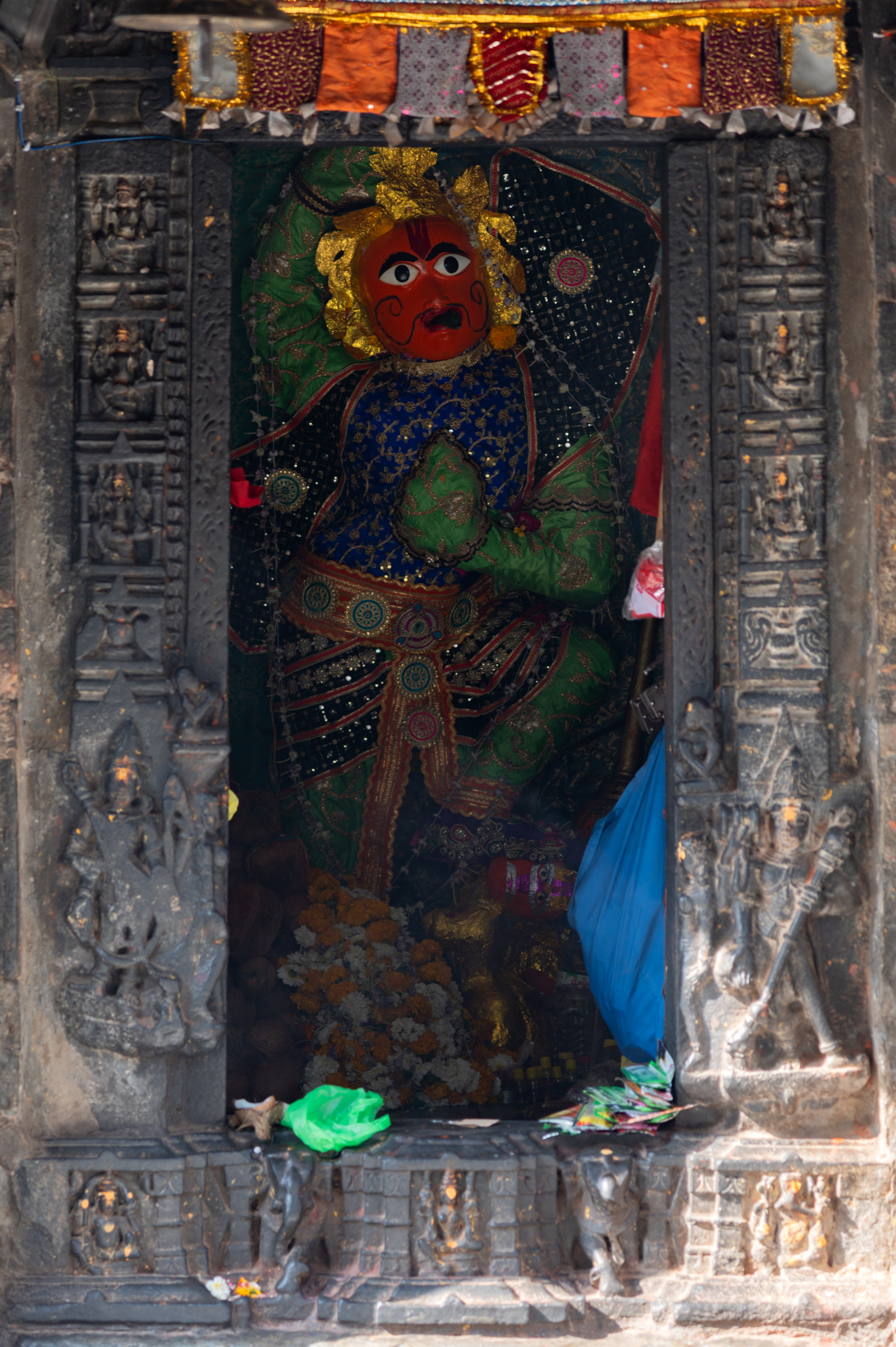 The Hanuman Garhi temple complex features the entrance of the garbhagriha (sanctum sanctorum) and the enshrined Hanuman figure. This temple complex gets its name from the life-size figure of Hanuman in the temple. The temple repurposes the doorframe from an earlier shrine.