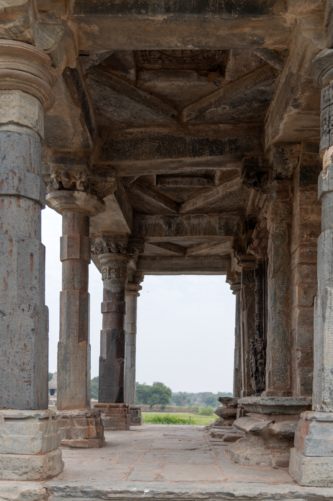 The Jain Temple has a rectangular porch, or mukhamandapa (front porch), along its north-facing principal entrance. Four temples adorn the front side, while four pilasters complement the back wall. The porch's pillars have slender columns, a square plan, and bharavahaka (load-bearing) brackets.