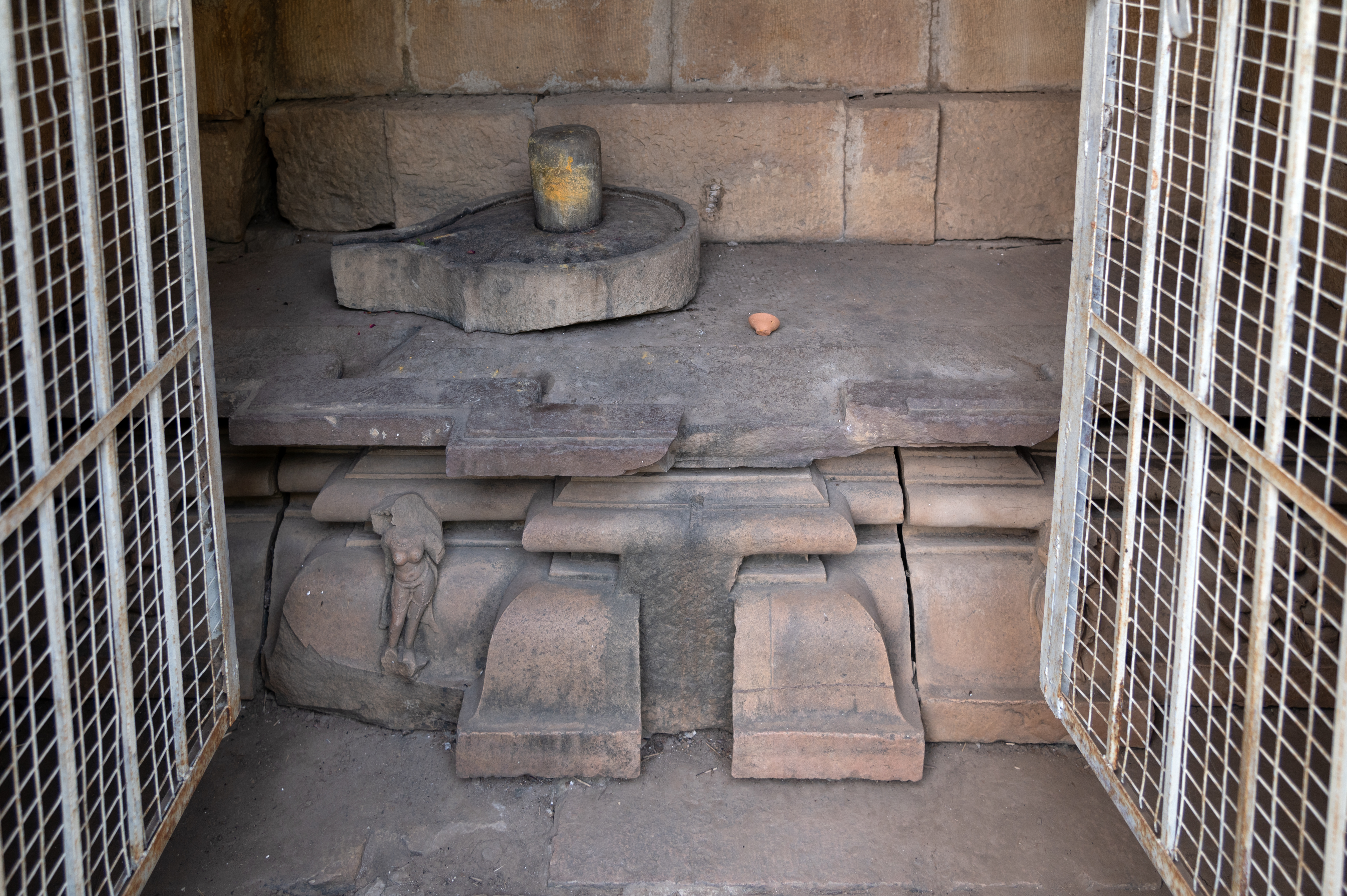 The garbhagriha (sanctum sanctorum) has a pedestal with a Shiva linga currently placed on it. Earlier, the temple housed an image of Sheshashayi Vishnu, which is now placed in the Kota Museum.