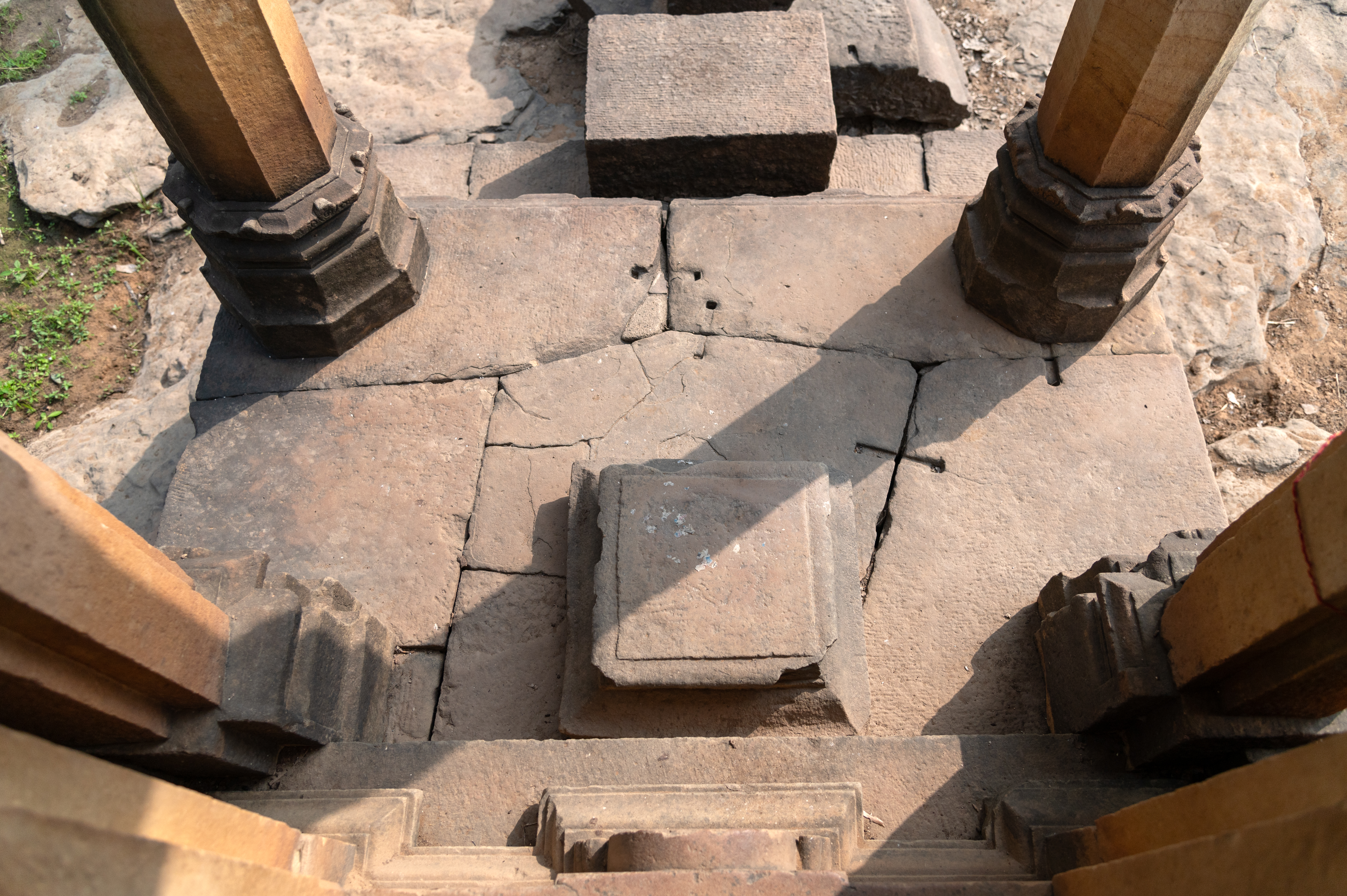 The floor of the mukhachatushki (four-faced entrance platform) of the Shiva Temple (Temple 3) shows marks of metal dowels, shedding light on the temple’s construction technique. Mortar was not used in these temples; instead, metal dowels were used to join the stone blocks and parts of the temple which provided the structural integrity of the entire edifice.