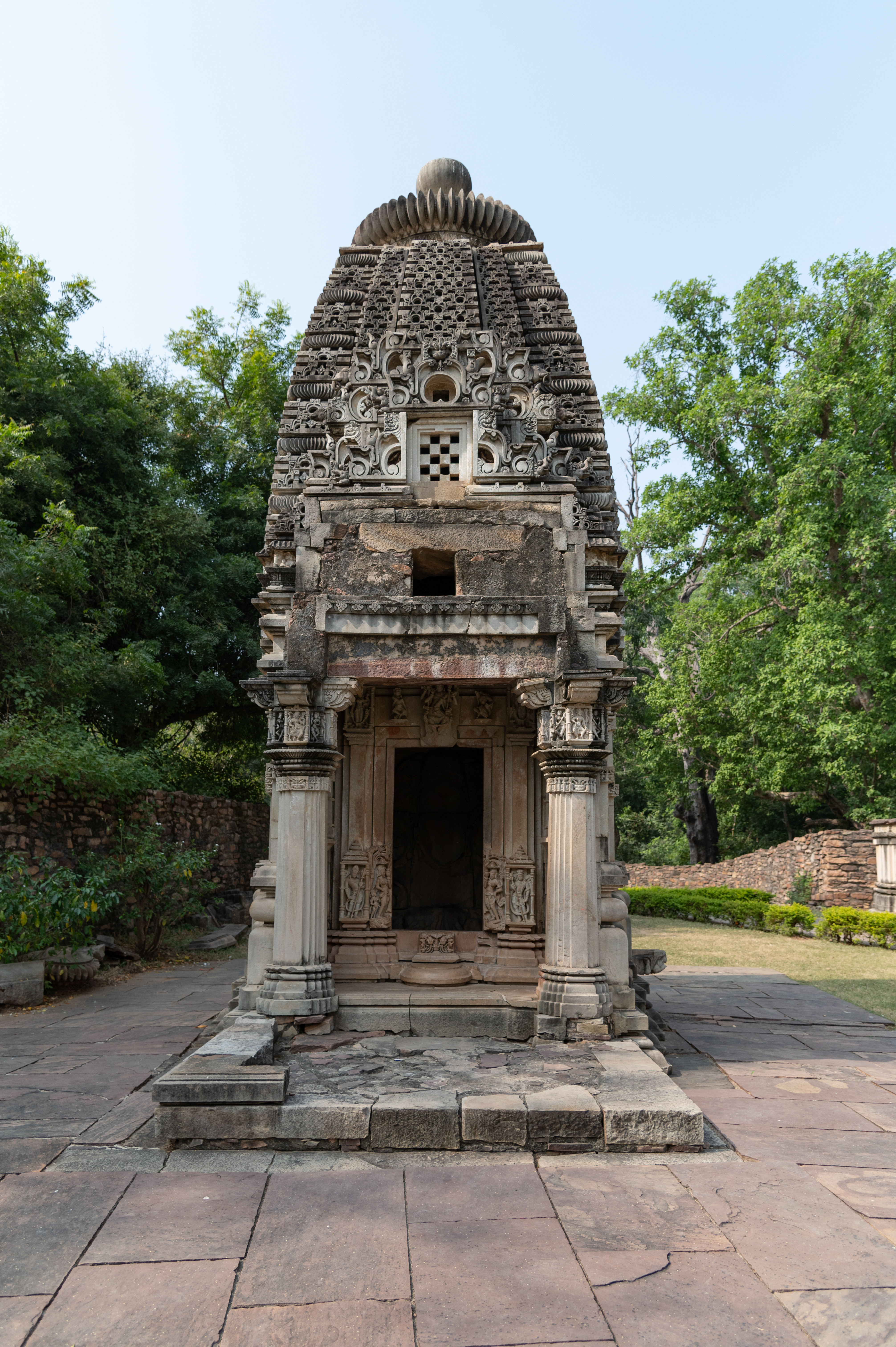 Temple 4 is dedicated to Sadashiva. It has a large bust of Maheshamurti in the garbhagriha (sanctum sanctorum). It faces east and presently has a shallow antarala (vestibule) and a small garbhagriha. Originally, it included a mandapa (pillared hall) which has collapsed, although its foundation remains intact.