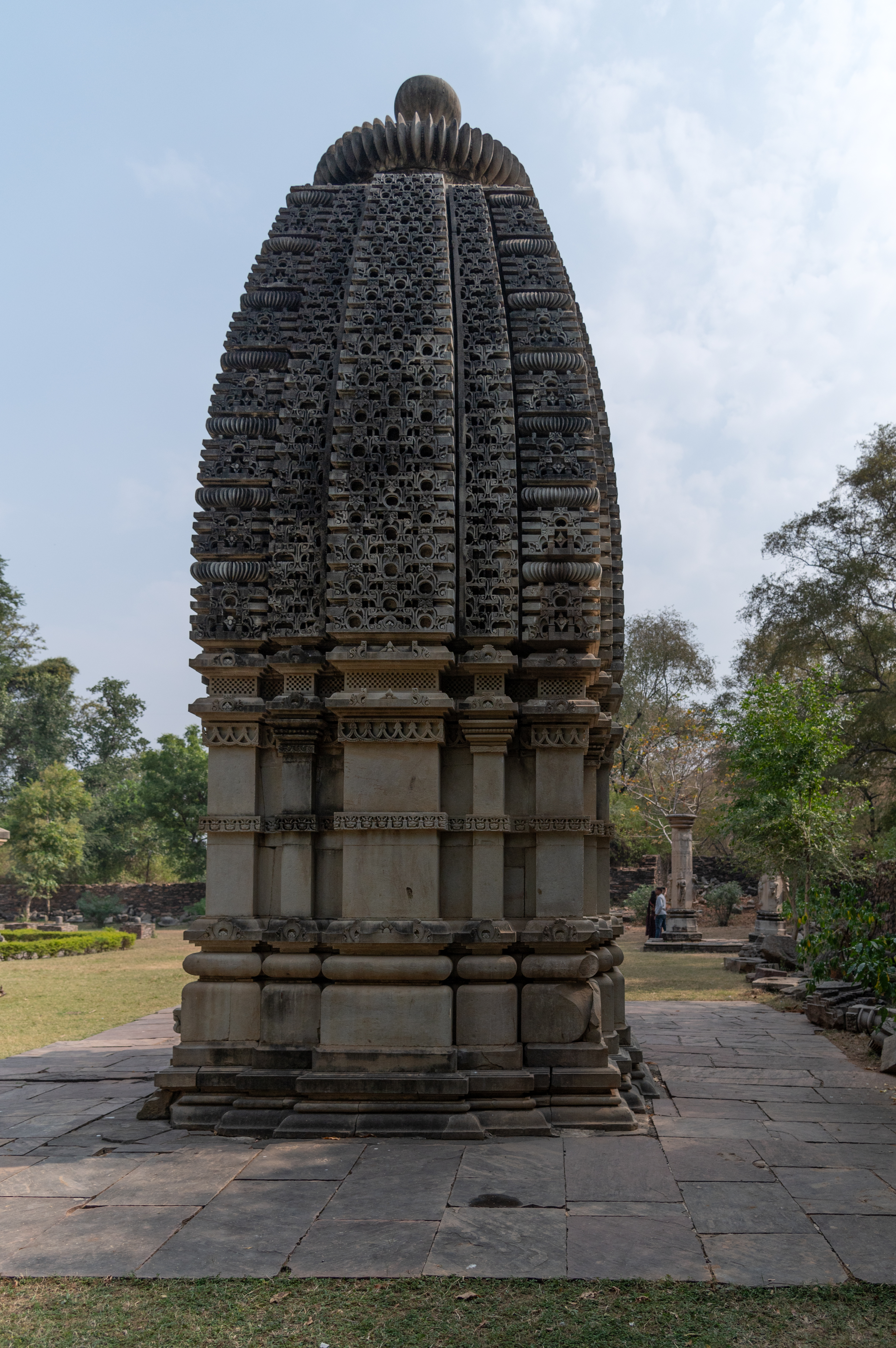 The Sadashiva Temple has a pitha (a small platform) and a vedibandha (basal mouldings), consisting of khura, kumbha (pot-shaped), kalasha (a pitcher), antarapattika (recesses between moulding), and kapotapalika (cyma recta moulding). The jangha (wall) is plain but adorned with a central horizontal band of kirtimukha (face of glory). The superstructure of the temple is of the latina style (mono-spired).