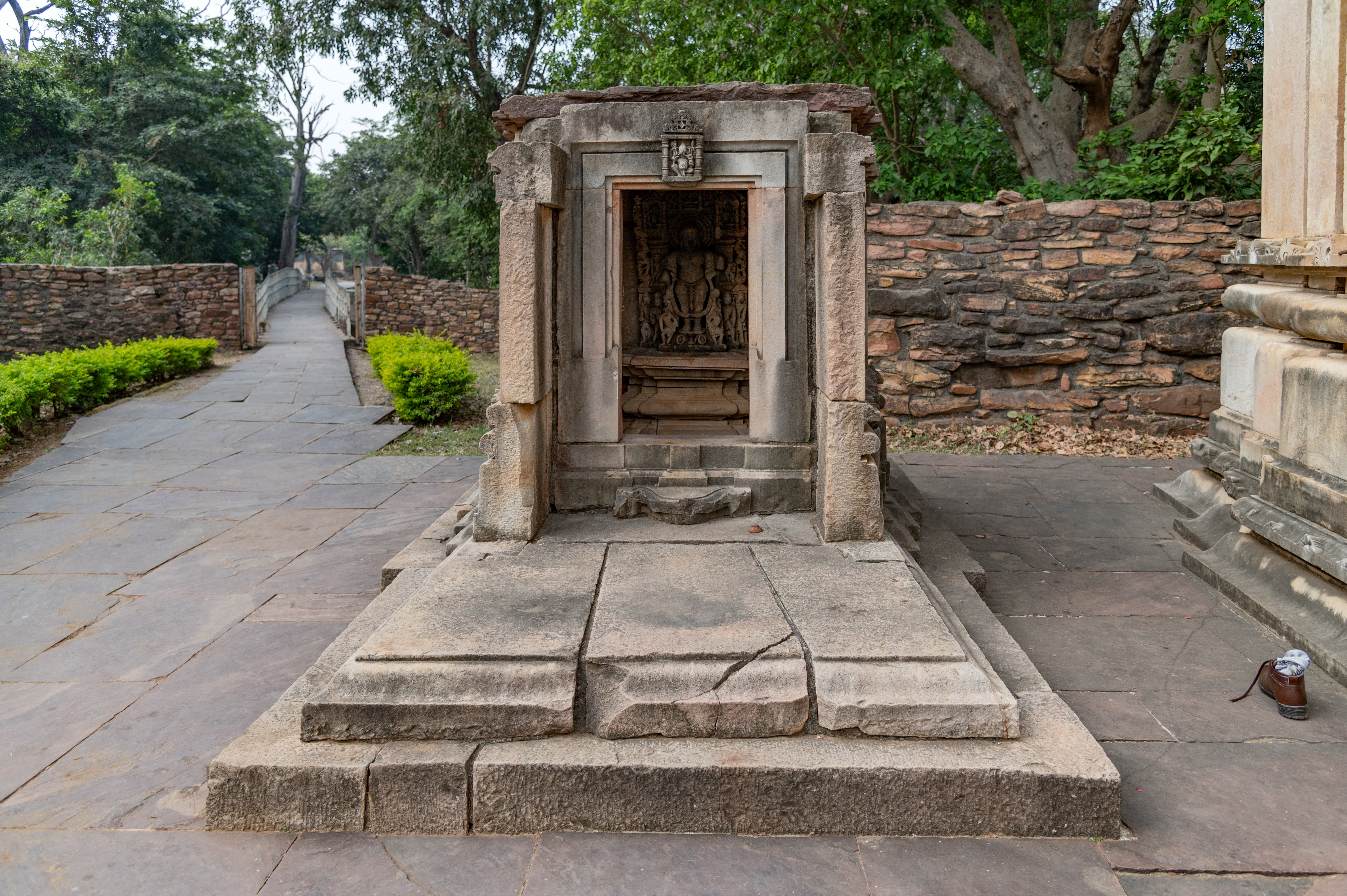 The temple is dedicated to Vamana Vishnu and is the smallest temple in the Baroli group of temples. Situated next to the Mahishasuramardini Temple, the temple faces east and has a shallow antarala (vestibule) and a small garbhagriha (sanctum sanctorum) on plan.