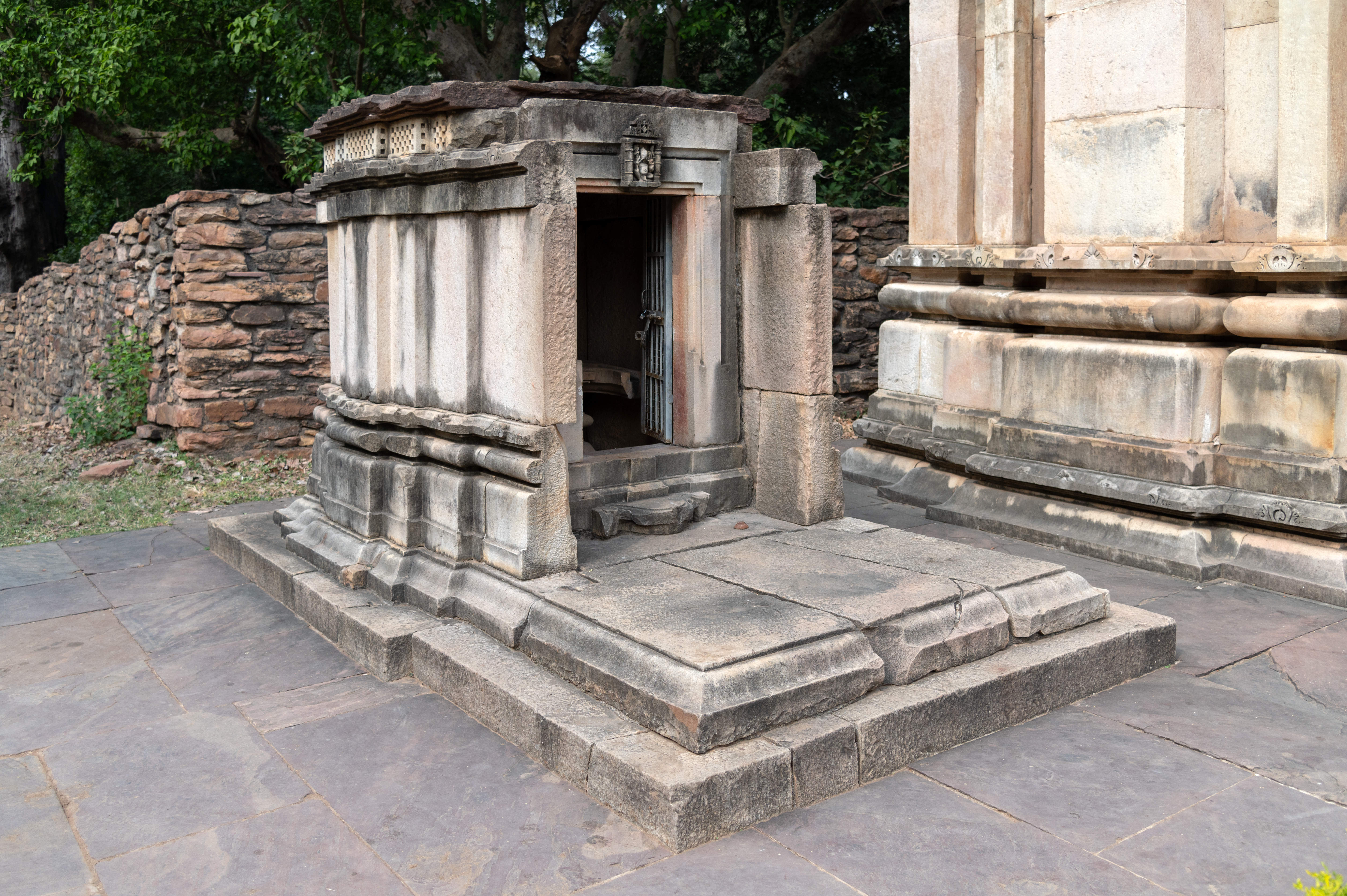 The temple has a vedibandha (basal mouldings) and a plain, unornamented jangha (wall) which is of the tri-anga (three planes of an offset) type. The shikhara (superstructure) of the temple has completely vanished, leaving only a flat roof above the garbhagriha (sanctum sanctorum).