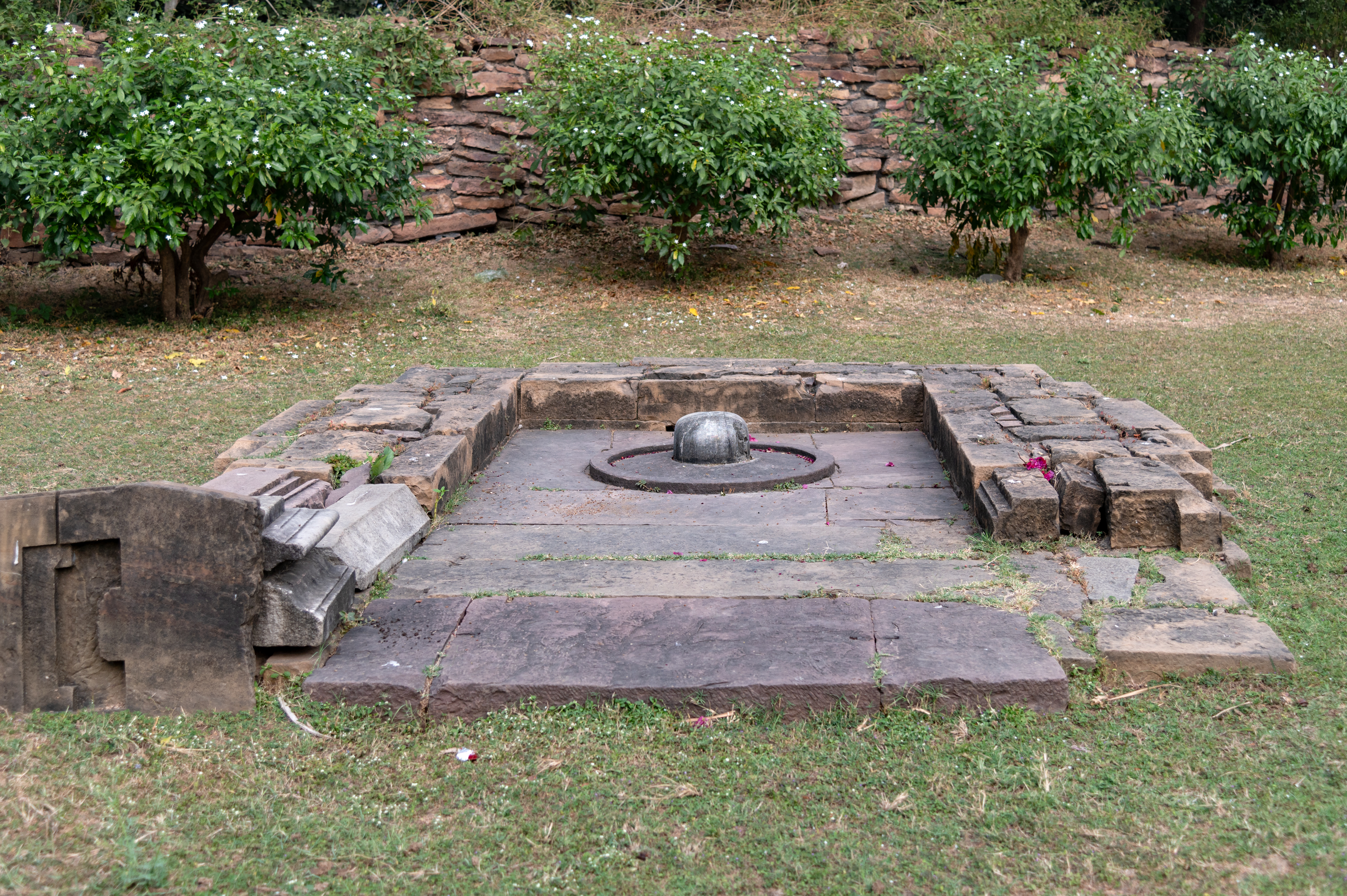 The remains of a foundation of another temple have been discovered within the complex. The temple that once occupied this space consisted of a garbhagriha (sanctum sanctorum) and an antarala (vestibule). Currently, there is a Shiva linga placed on the floor of the garbhagriha.