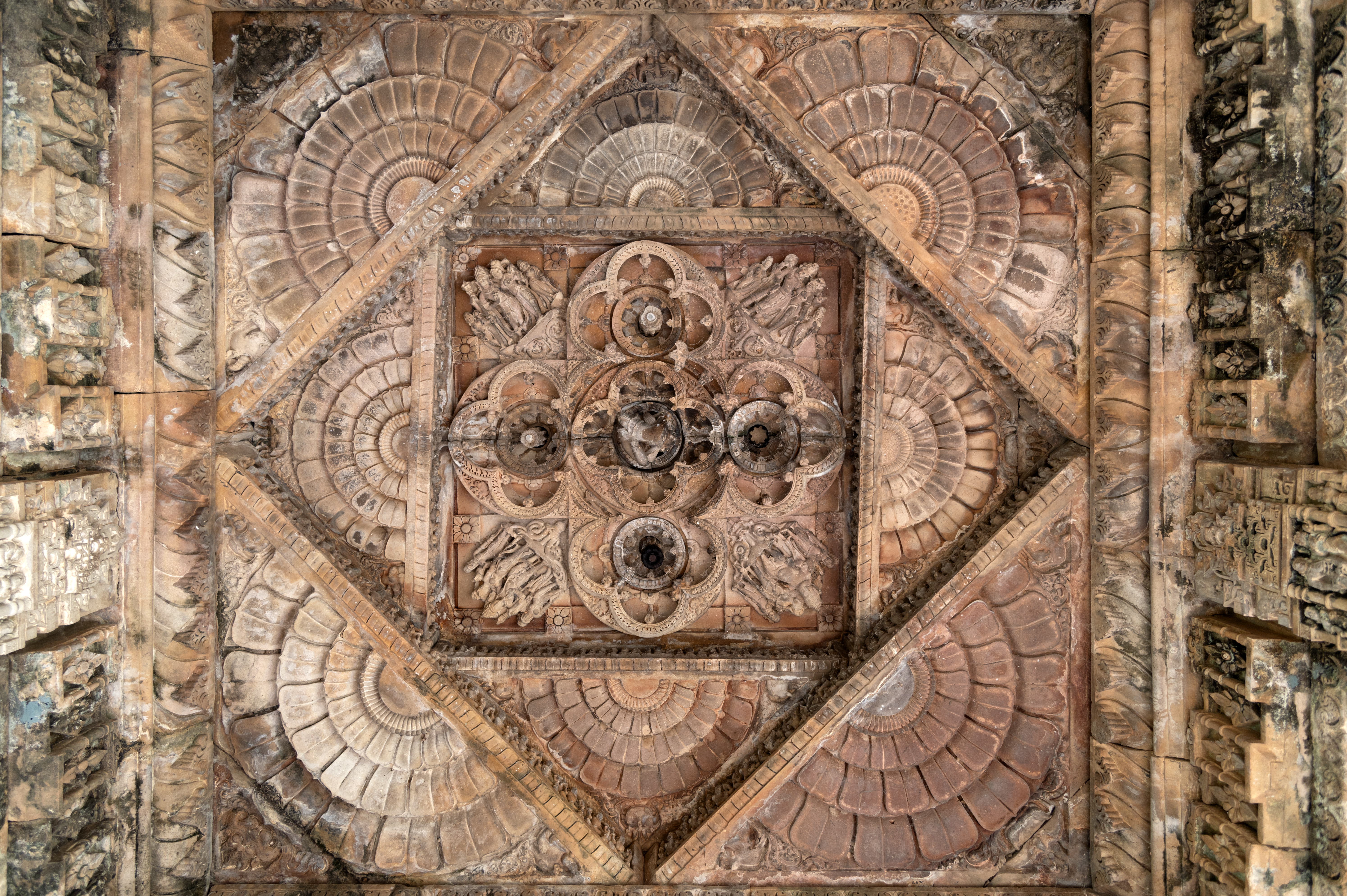 The ceiling of the mukhamandapa (front porch) is square in shape and intricately carved with floral motifs and figures of gods accompanied by their consorts. The corners of the ceiling are decorated with half-lotus medallions. The inner square repeats the same pattern, and the innermost square depicts lobbed arched four-petal flowers at the centre and on each side. Notably, the corners of the innermost square feature depictions of Ganesha, Brahma, Vishnu and other deities with their consorts, flanked by female attendants.