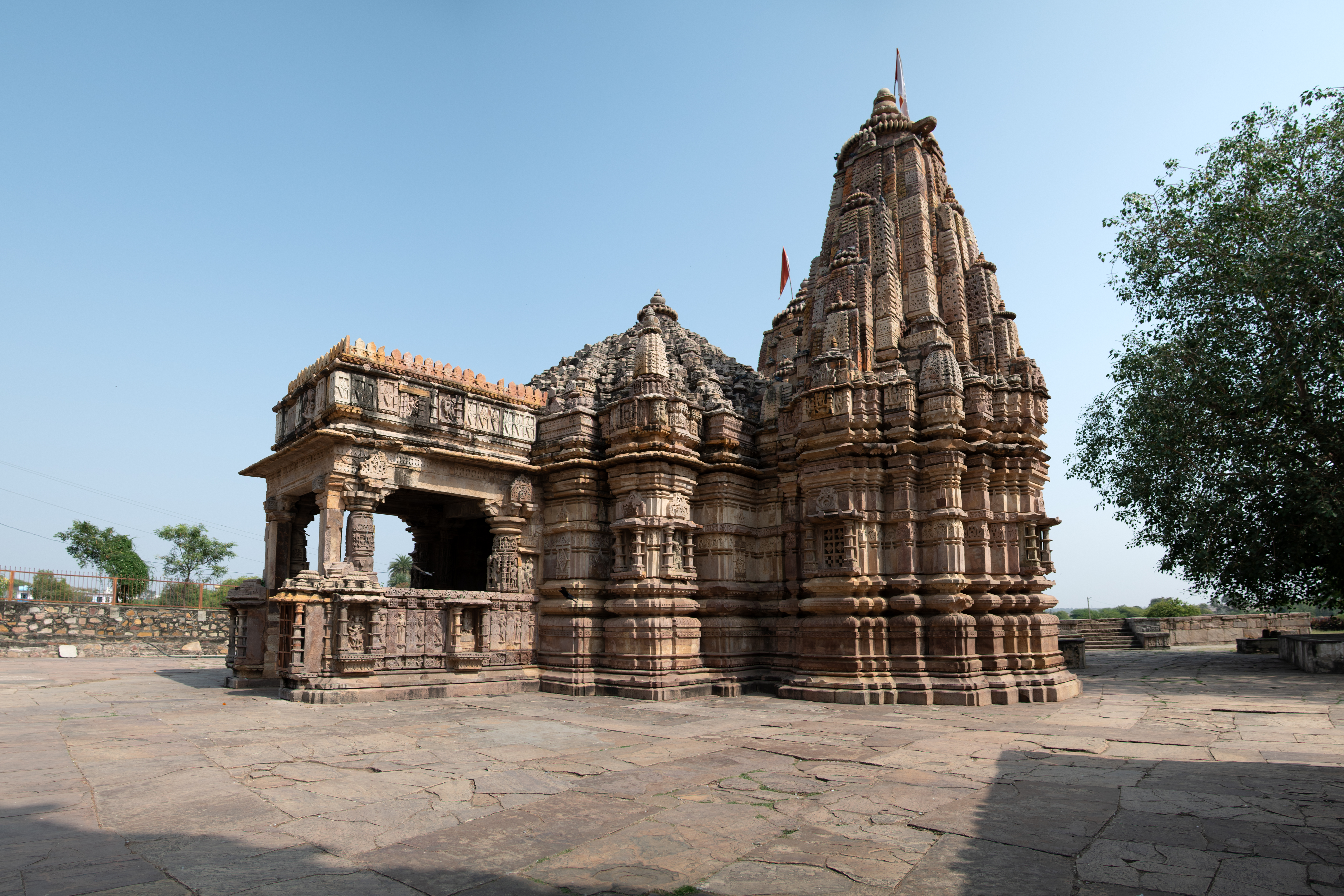 The Mahakal Temple comprises twin structures referred to as Mahakal and Baijnath. Dedicated to Lord Shiva, this temple features Shivalingas in both sanctuaries. Facing west, the Mahakal Temple consists of a mukhamandapa, mandapa, antarala and a garbhagriha in the southern direction, along with another garbhagriha in the eastern direction.