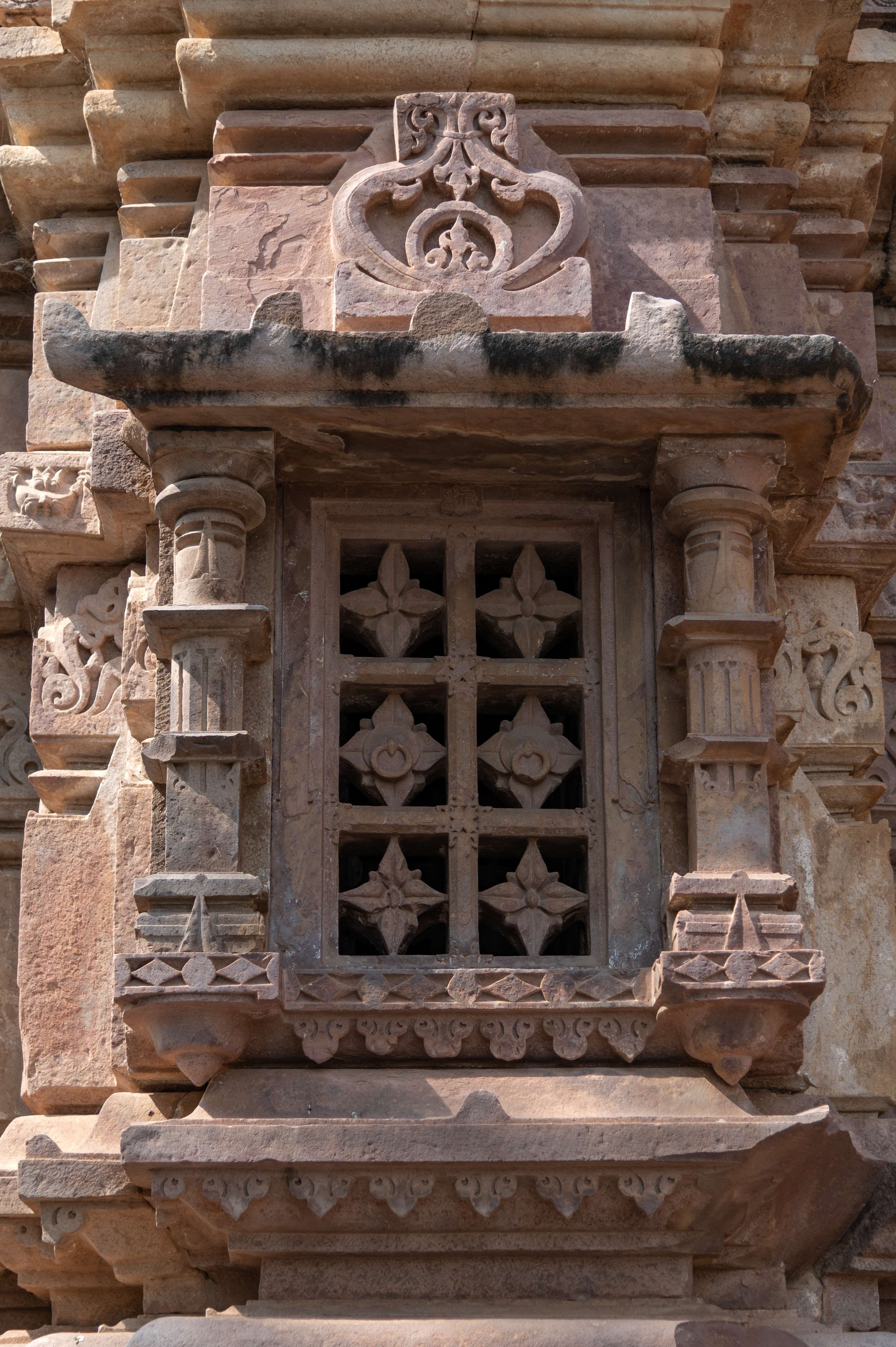 The western side of the southern garbhagriha (sanctum sanctorum) of the Mahakal Temple features a bhadra (central offset) adorned with a jali (lattice) window. The rectangular frame of this window is embellished with a motif resembling a four-petaled flower.