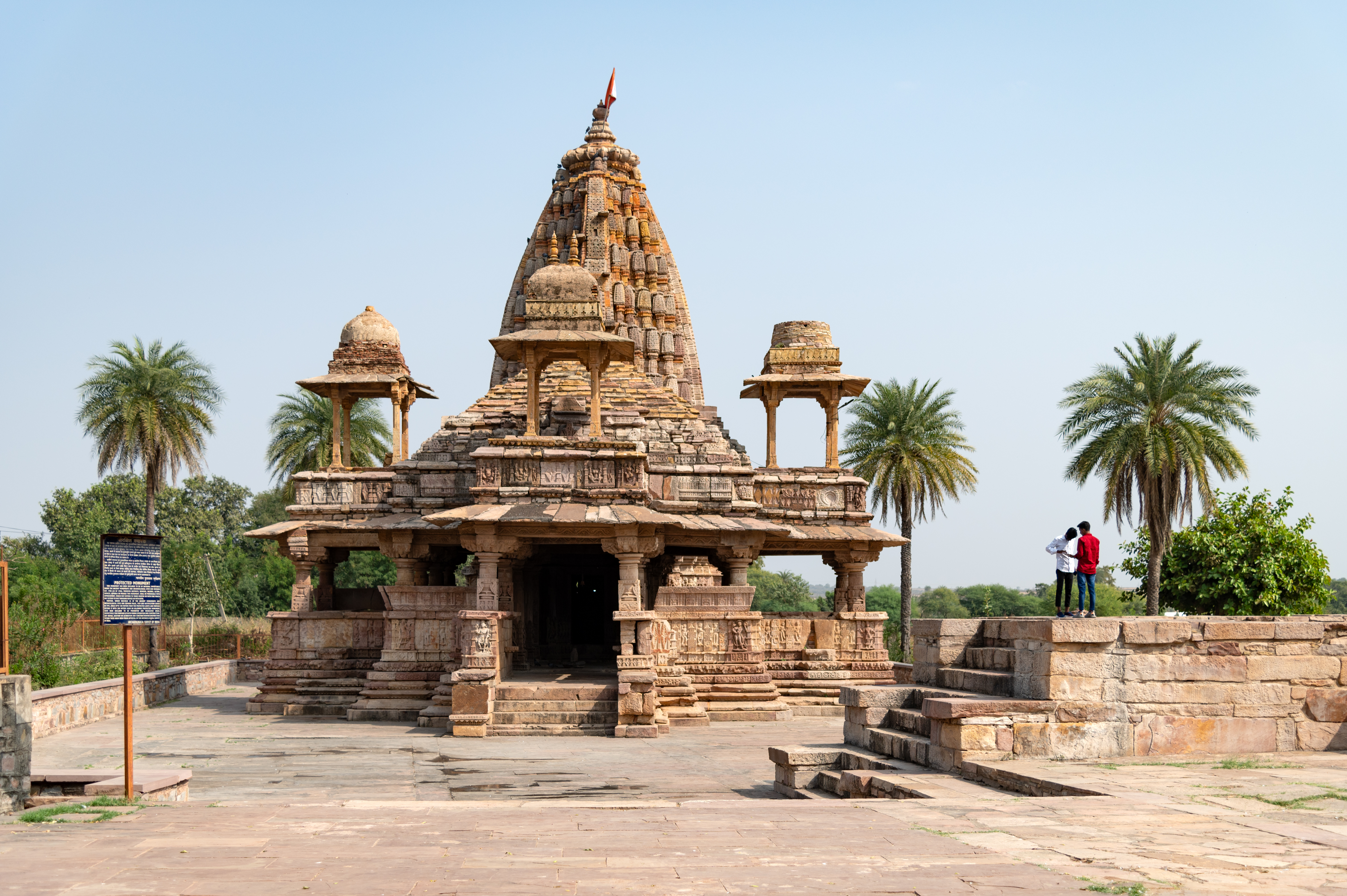 The Undeshwar Temple follows a saptaratha (seven projections on all four sides) architectural plan and consists of a mukhamandapa (front porch), mandapa (pillared hall) with extensions on the north and south sides, an antarala (vestibule or antechamber) and garbhagriha (sanctum sanctorum).