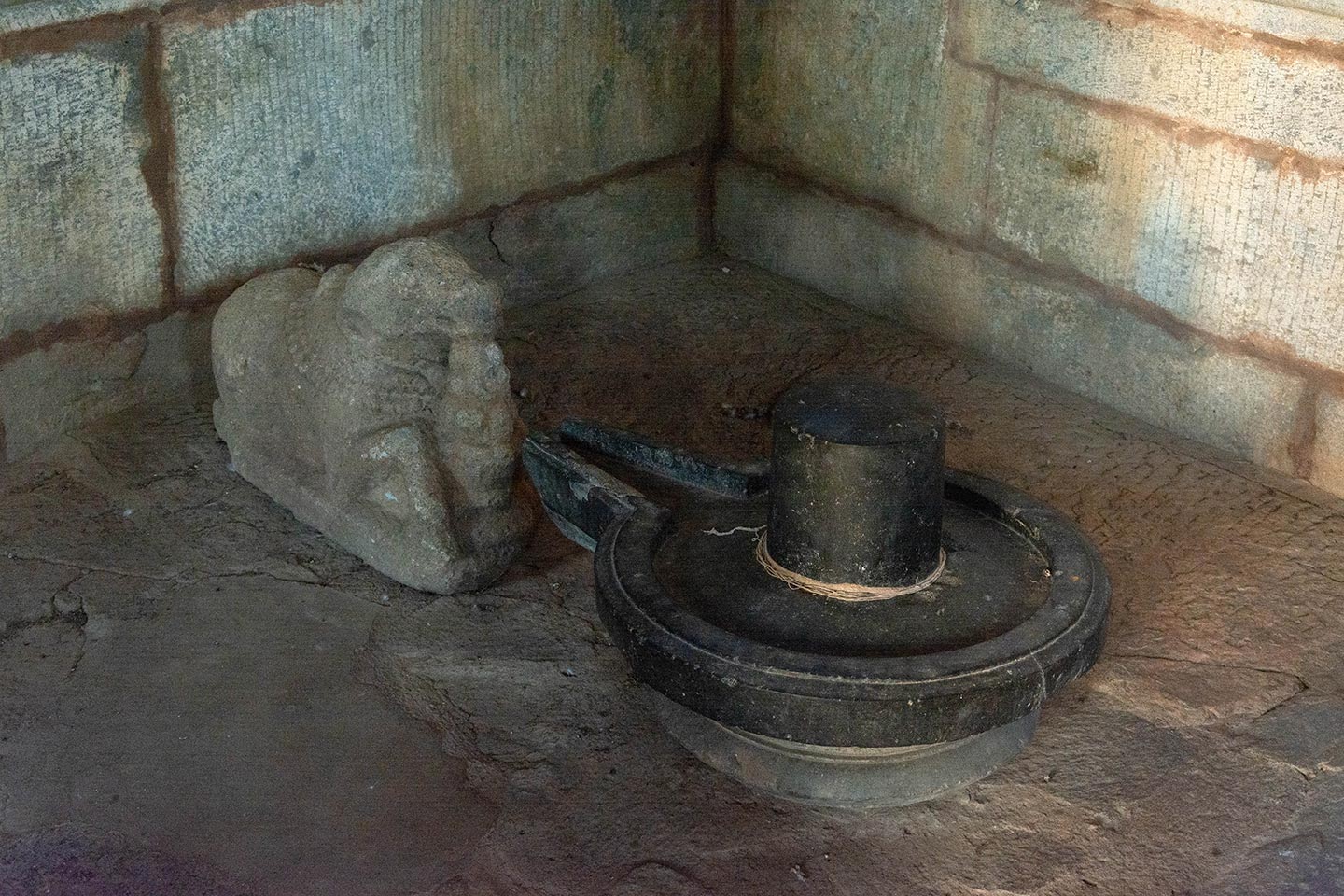 Inside the mahamandapa (pillared hall), in its northeastern corner, rests a black Shiva linga (aniconic representation of Shiva) on a yonipatta (womb-shaped base slab) dating from a later period. A loose sculpture of a seated Nandi is also kept inside the mahamandapa, near the antarala (vestibule or antechamber), and features a prominent hump.