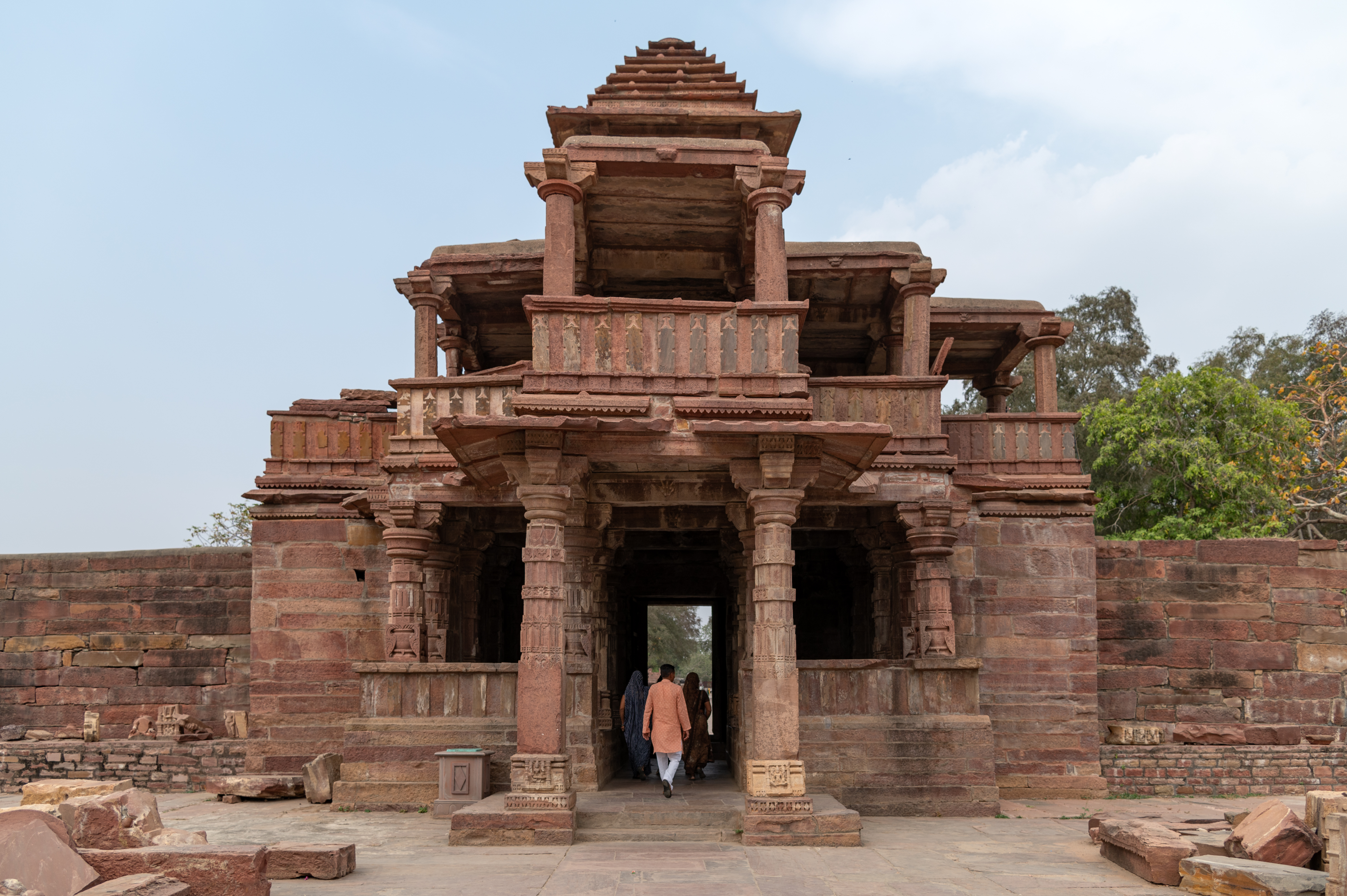 Here, you can see the enclosure wall of the Mahanaleshwar temple complex, which begins at the pratoli (entrance gateway) on both sides. A pyramidal canopy roof adorns the two-story gateway.