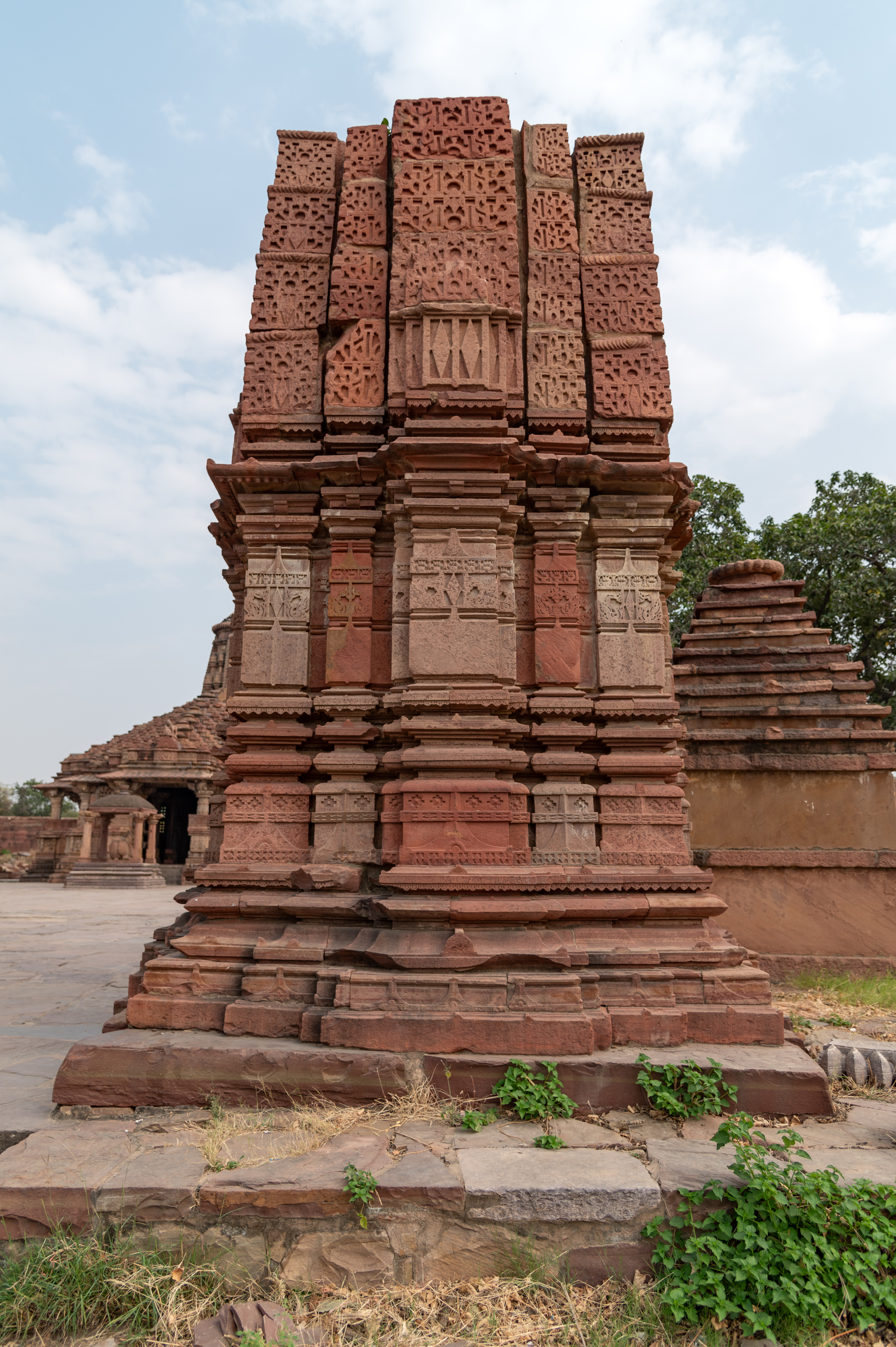 This is a single-shrine temple with a latina-nagara shikhara (mono-spire superstructure) next to the pratoli (entrance gateway), in the row of temples that are along the western boundary of the Mahanaleshwar temple complex. The central band of the shikhara (superstructure) is broader than the rest. The corner bands have karna amalakas (aedicules made of gavaksha or dormer window designs, separated by slender fruit-like ribbed discs). The temple is a simple construction, not austere in appearance, and has lost the topmost portion of its shikhara. The latina shikhara features a central band of the shikhara (superstructure) that is wider than the others. The corner bands have karna amalakas (aedicules made of gavaksha or dormer window designs, separated by slender fruit-like ribbed discs).