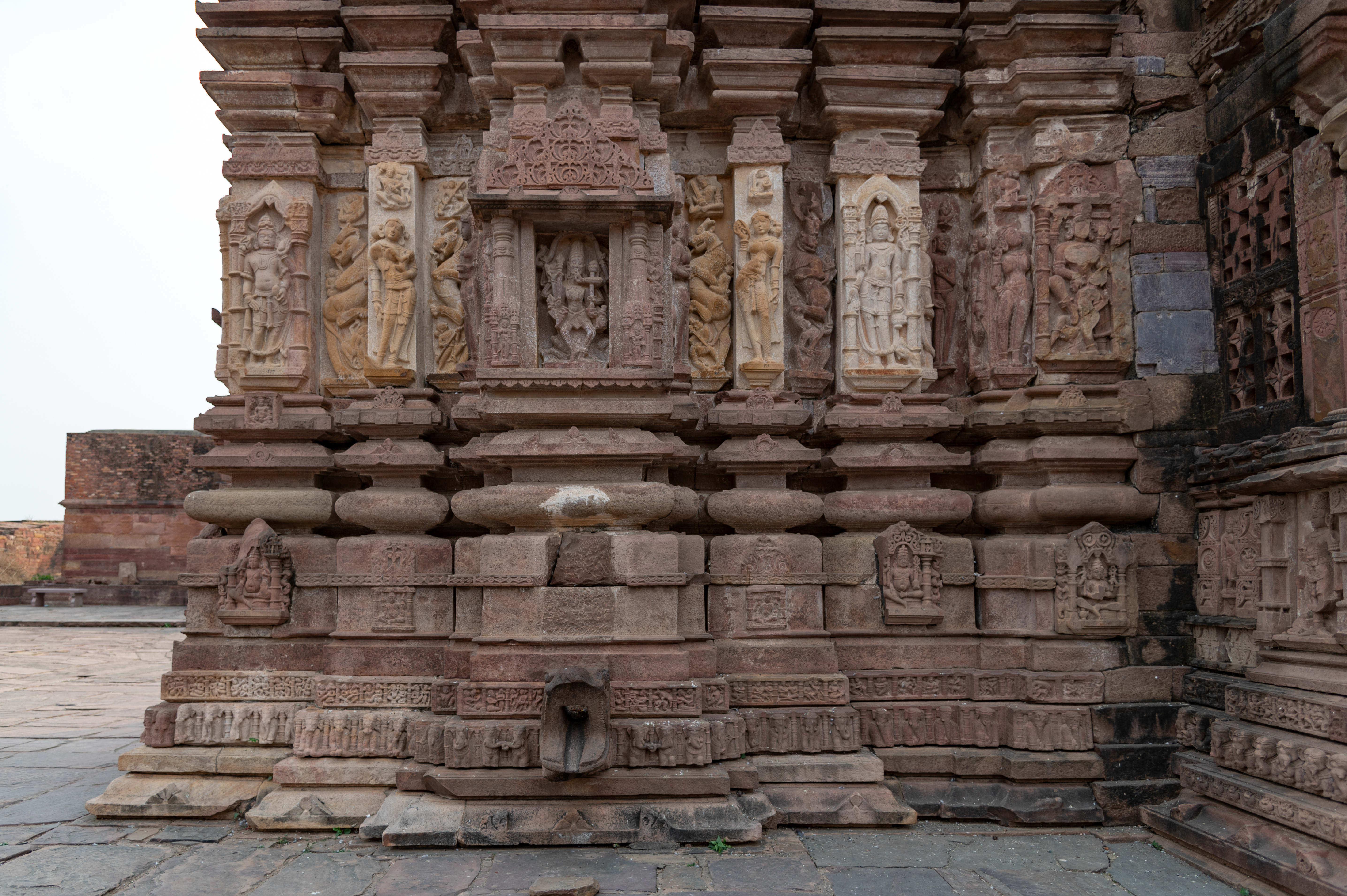 The Mahanaleshwar Temple features a pancharatha, which comprises five projections: a central broad projection, flanked by intermediate and corner projections. The temple consists of two main components in elevation: the vedibandha (basal mouldings) and the jangha (wall). The vedibandha is primarily a set of horizontally running mouldings in various shapes. The jangha is the temple's primary wall. At the vedibandha level, the projections of the temple are not separated by recesses called the salilantaras. But the jangha has recesses. Also, the jangha has icons in all the projections and recesses, but the vedibandha is sparsely ornamented. Only the vedibandha's kumbha (pot) moulding has framed images of deities.