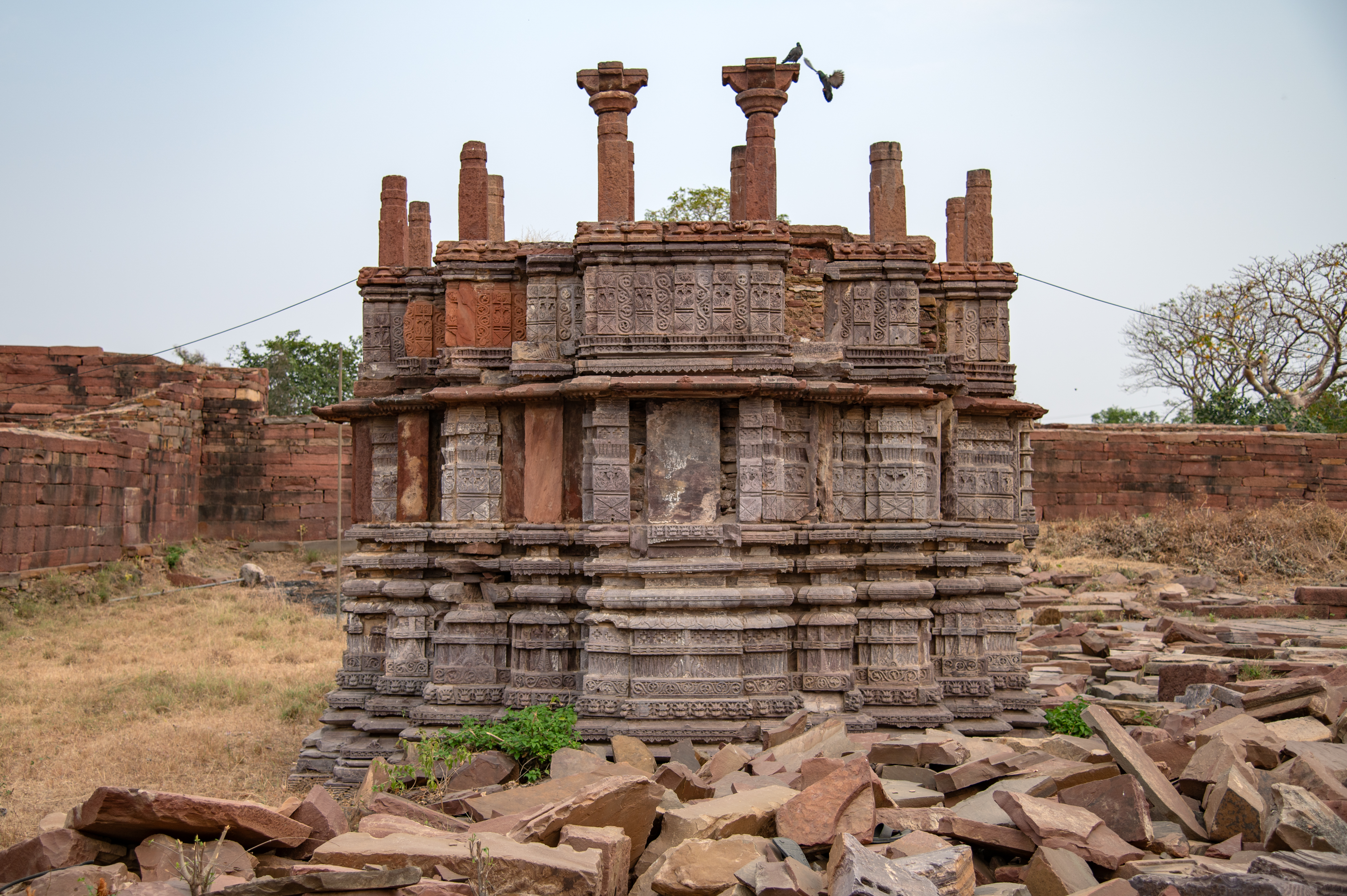 Similar to the western boundary of the Mahanaleshvar temple complex, the northern side also has two temples that stand close to the Mahanaleshwar Temple. One of these temples, whose superstructure has vanished, is visible here. The temple's plinth and walls have undergone partial reconstruction. The original temple's design included a garbhagriha (sanctum sanctorum), an antarala (vestibule or antechamber), and a mandapa (pillared hall). Based on the remains scattered in the vicinity of the temple, the temple might have had a shikhara of the shekhari (multi-spired) variety. The design of the main shrine was pancharatha, consisting of five projections.