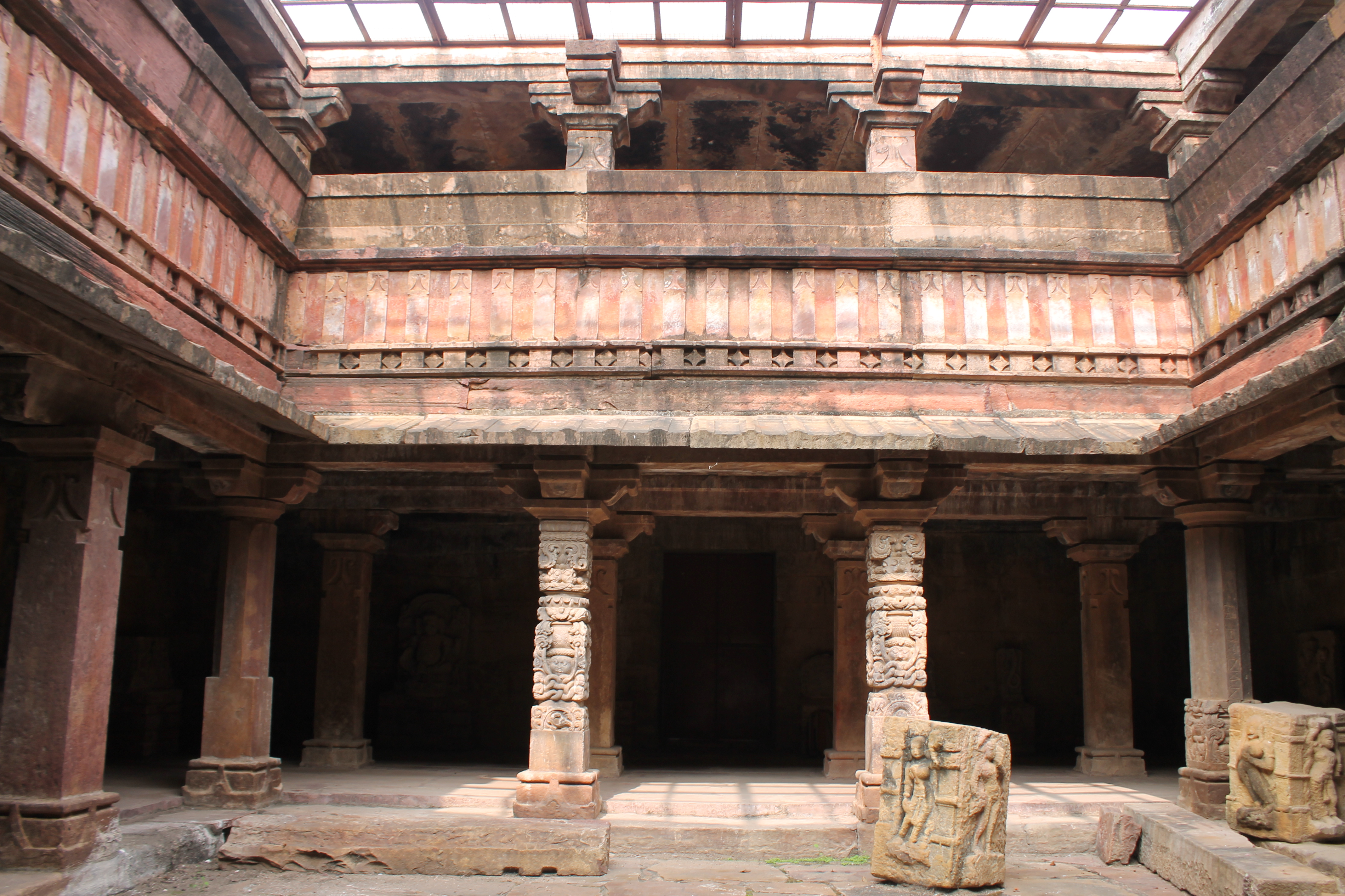 The Mahanaleshwar temple matha consists of a central open-air courtyard with colonnades on all sides on the ground floor and a row of cells for the ascetics to rest, meditate, or reside in the southern part of the upper storey. The ground floor's open courtyard features pillars repurposed from previous construction at the site. Michael Meister has proposed the reuse of the pillars from the ruins of the Triple Shrine Temple, situated in front of the Mahanaleshwar Temple.