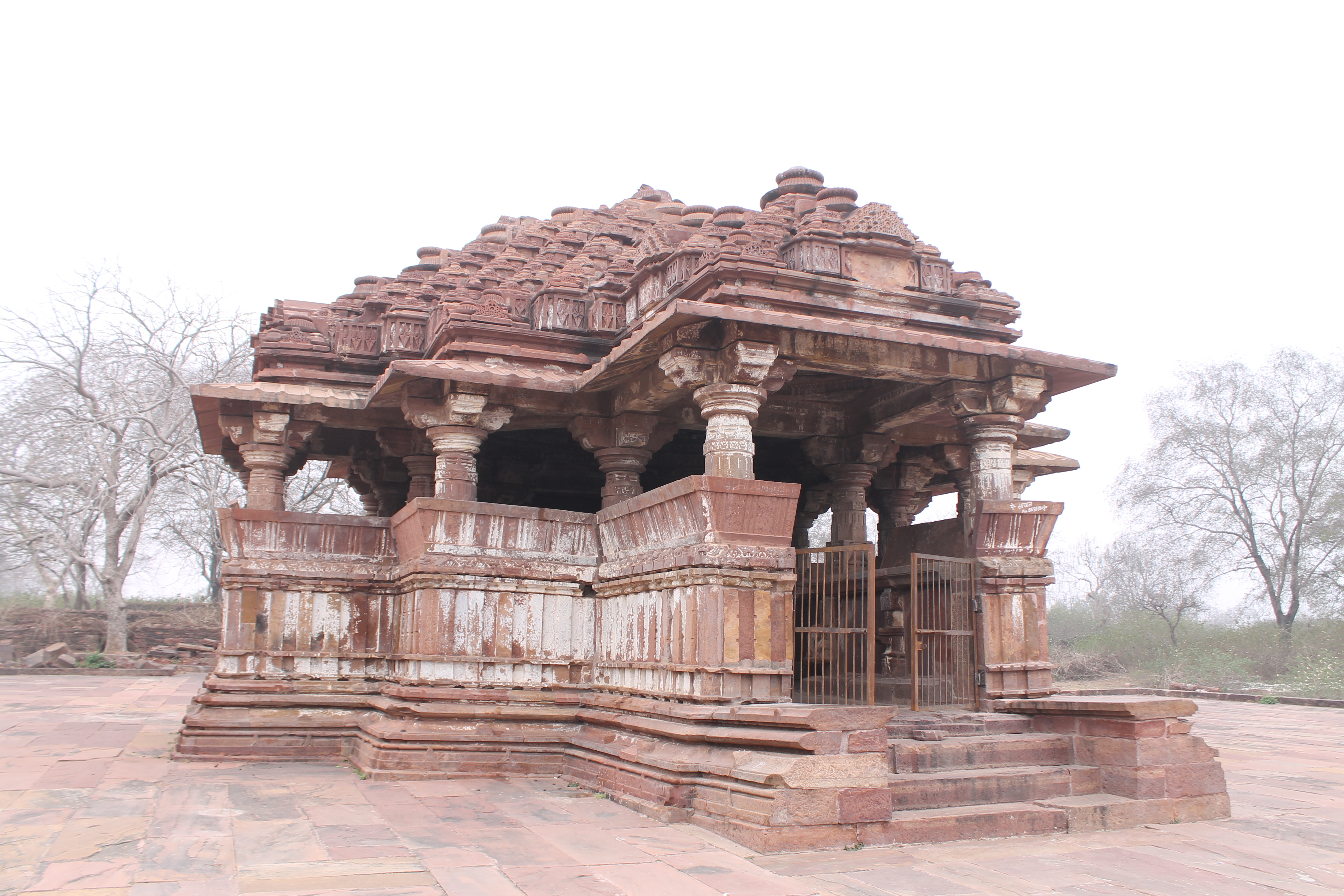 The Suhaveshwar Temple's mukhamandapa (front porch) and mandapa (pillared hall) are visible from both the east and southeast sides. The semi-open mandapa is entered from the eastern side. The mandapa has dwarf walls running all along its north and south sides. On the dwarf walls, there are kakshasanas (seat backs). The temple exterior is austere and sparsely ornamented.