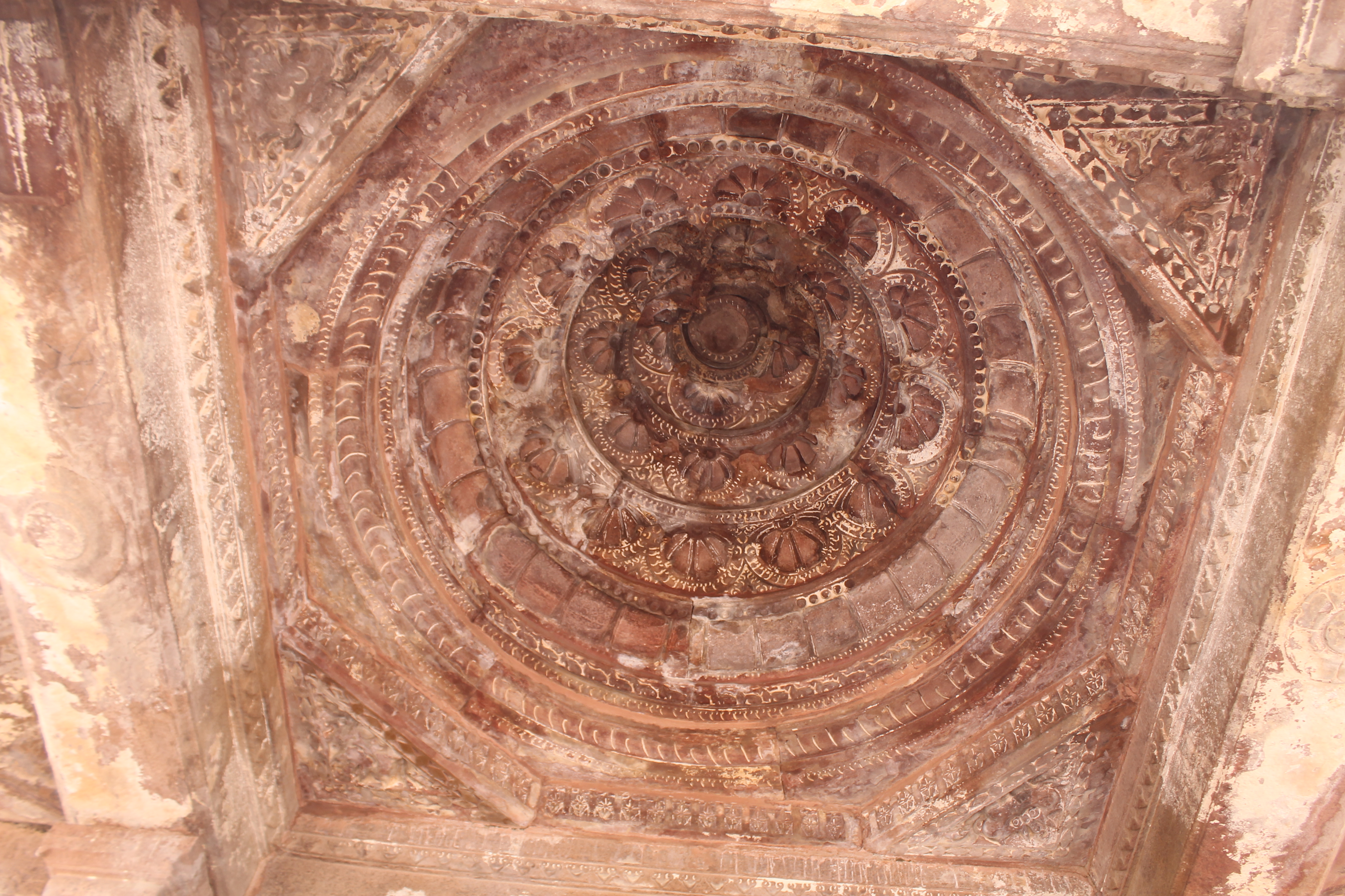 The mukhamandapa (front porch) of the Suhaveshwar Temple is built on a trabeated system. The mukhamandapa beams connect to the ceiling's concentric circles. Concentric circles of cusps form the circular ceiling. A hanging floral medallion decorates the center, which diminishes in size.