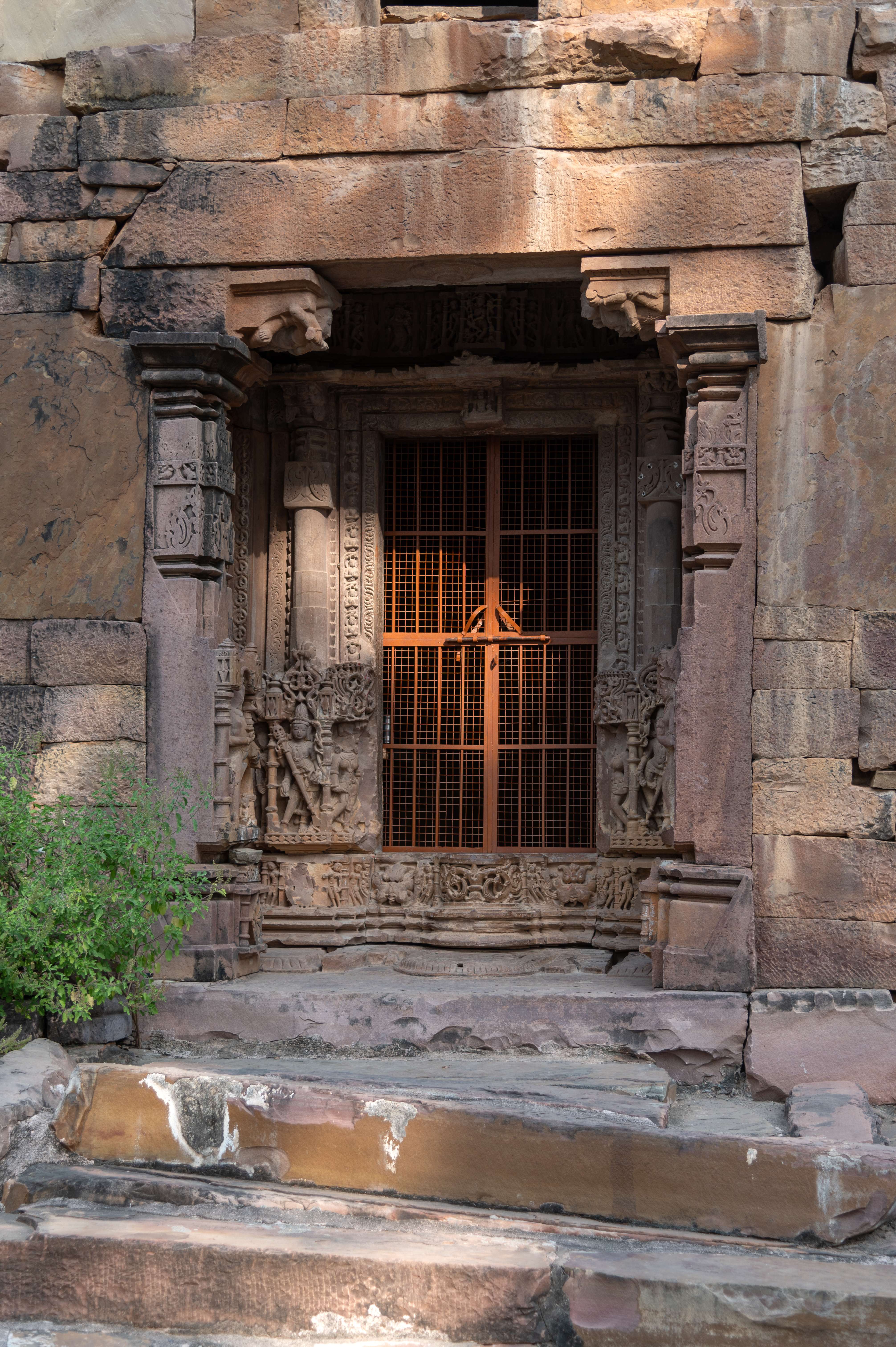 The entrance to the Kaner-ki-Putli Temple is through the antarala (vestibule or antechamber), which has two square-shaped pilasters. These pilasters feature carvings of dvarapalas (door guardians) at the base, with decorative ornamentation on the upper portion.