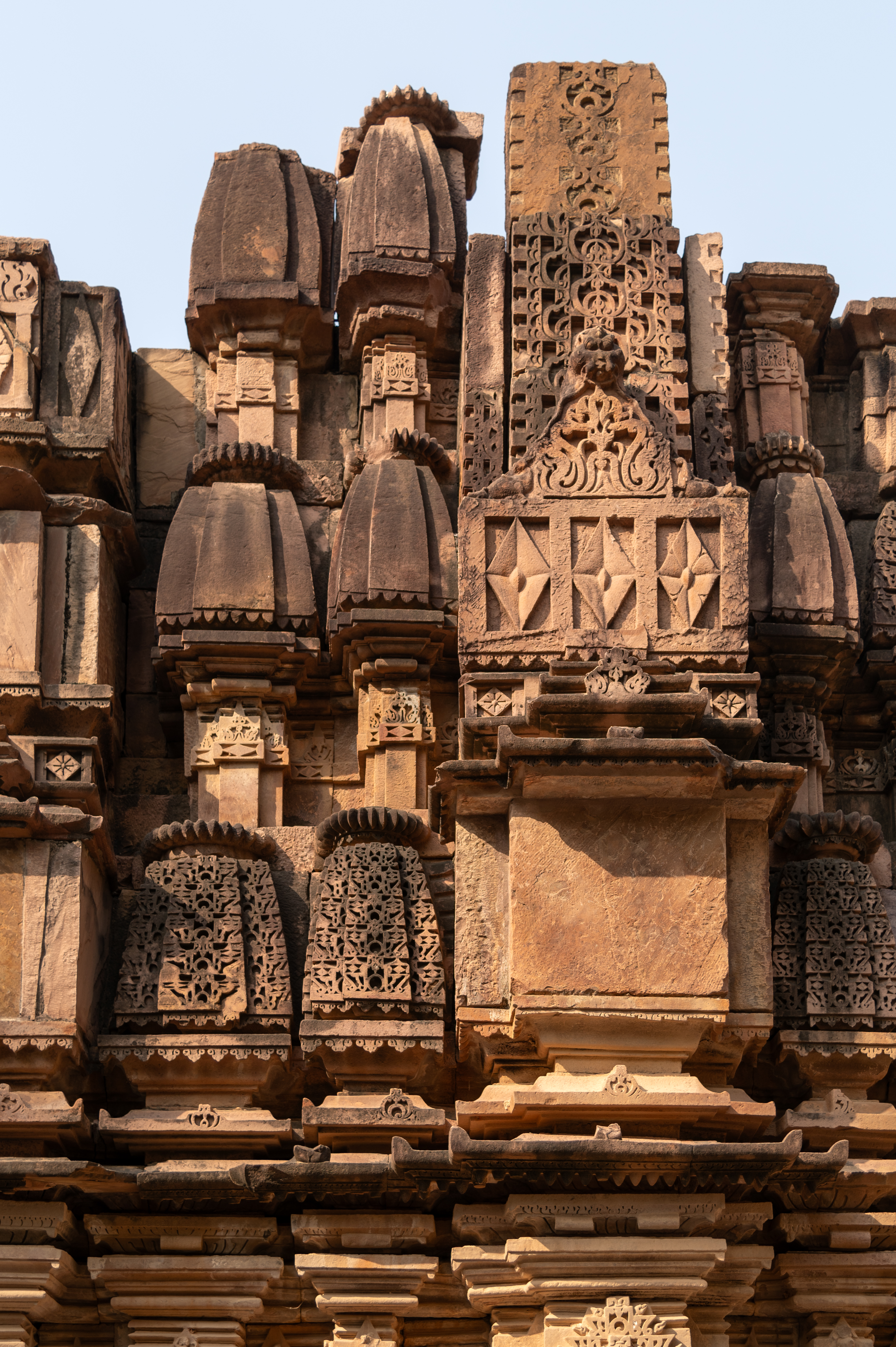 The shikhara (superstructure) of the Kaner-ki-Pulti Temple is severely damaged. While the lower part remains intact, the upper section has completely collapsed. A detailed examination of the shikhara reveals that it is of the Bhumija style, featuring latas (central offsets) in the cardinal directions. Between these latas, rows of kutas (miniature shikharas) are arranged. The central offset is plain at its base and adorned with a decorated pediment above. The remaining portion of the lata is intricately carved with chaitya arch (dormer window) jali. The spaces between the latas are filled with two rows of kutastambhas (vertical rows of miniature shikharas).