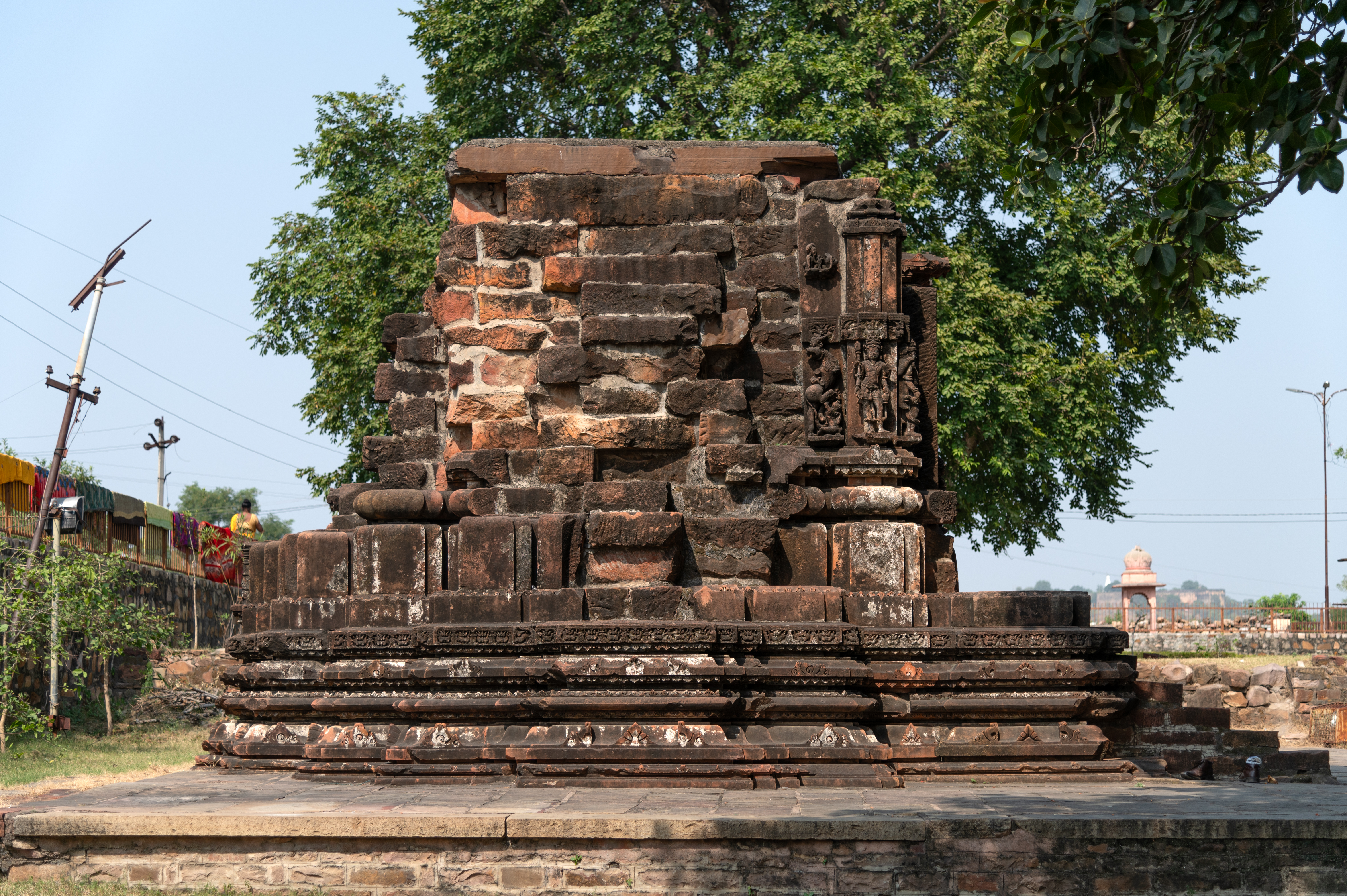 The severely damaged lateral walls of the garbhagriha (sanctum sanctorum) are visible in the west view of the Vishnu Temple behind the Sitaleshwar Temple. There are only two sculptures of the dikapalas (gods of the cardinal directions) that remain intact.