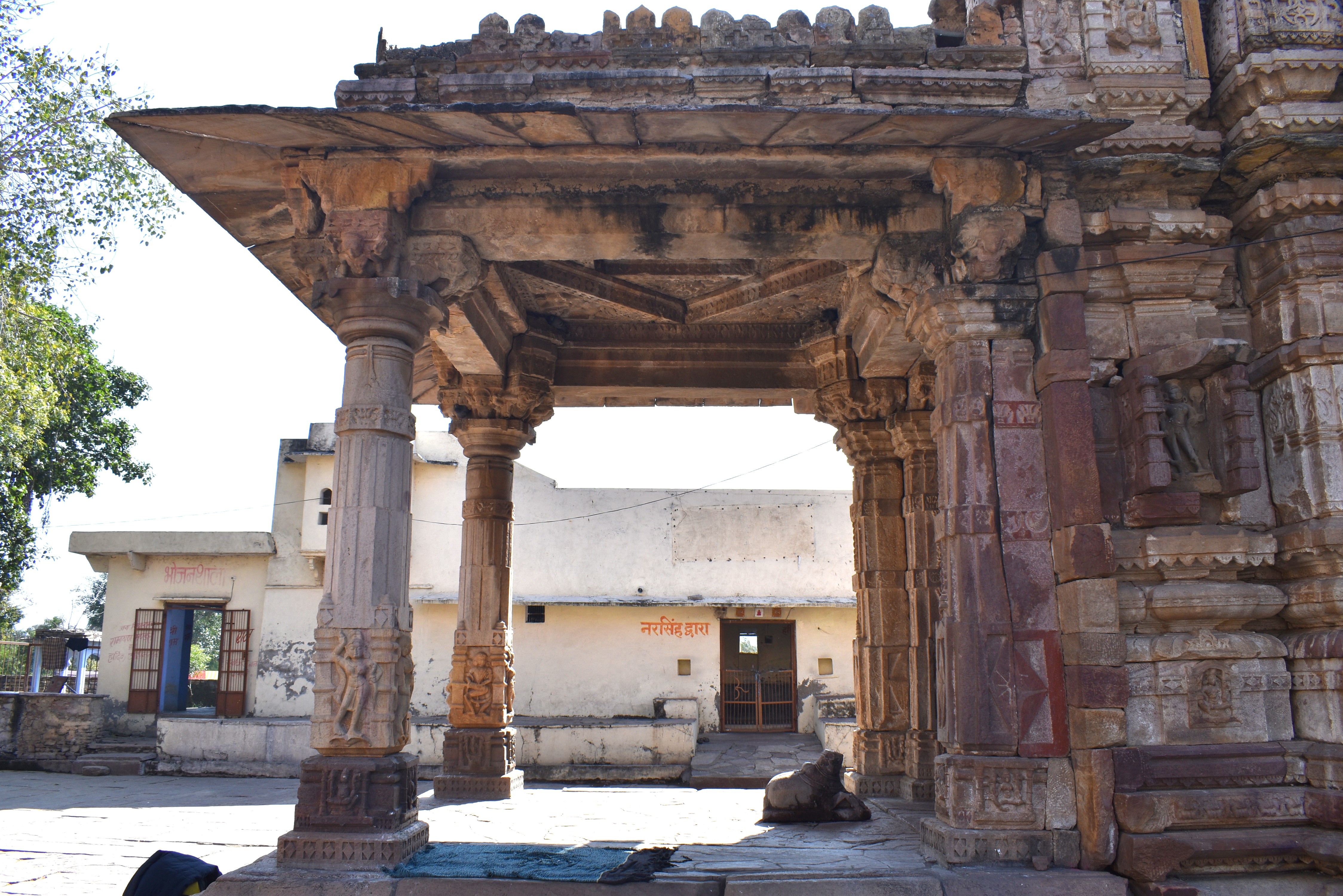 Image 4: The mandapa (pillared hall) of the Hazareshwar Temple shows two frontal pillars and back pilasters, supporting the flat simple roof above.