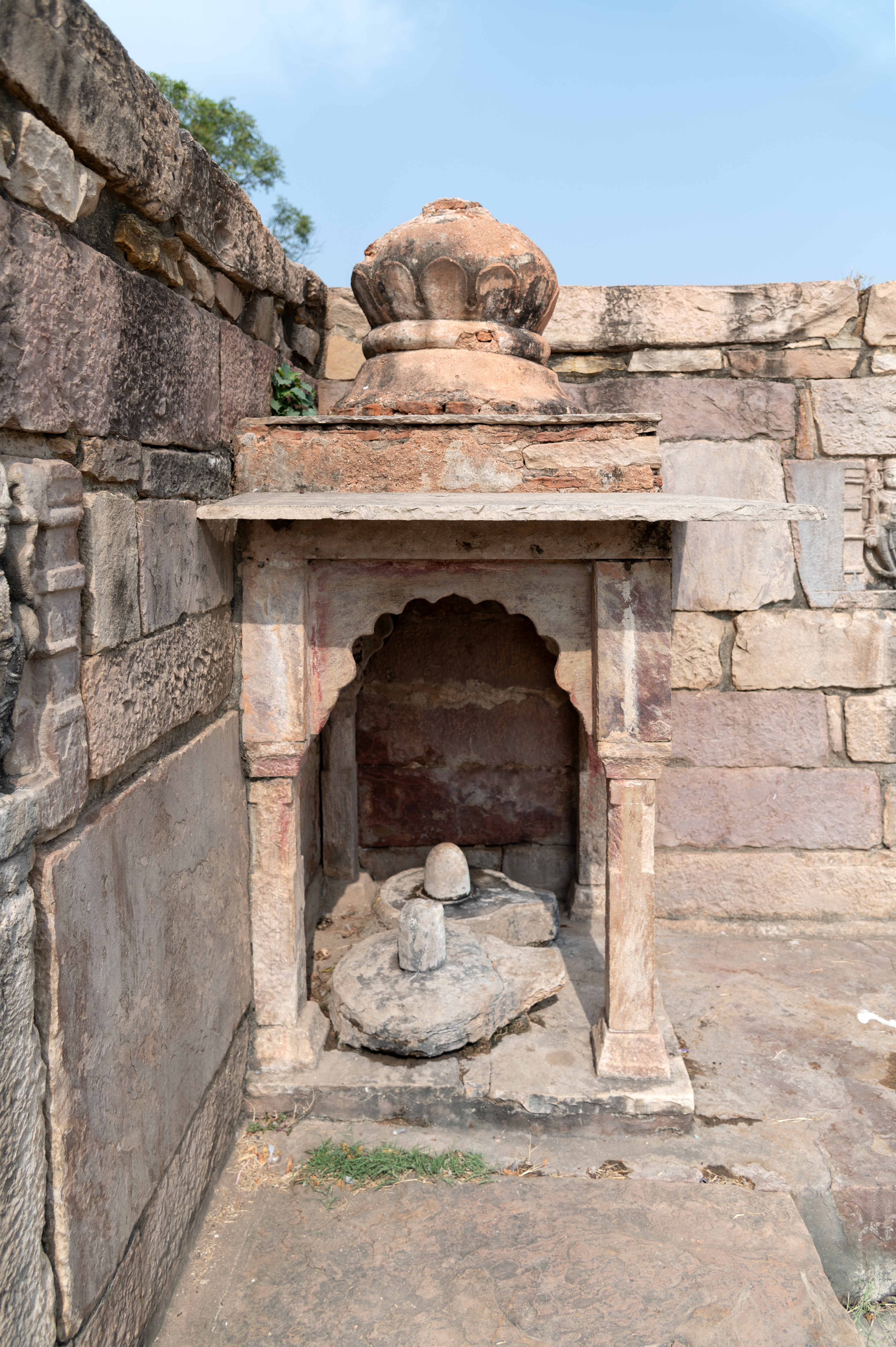 Image 6:  Small pavilions positioned at the corners of the kund house Shiva lingas (aniconic representation of Shiva). The architecture of this structure reflects the style of a later period.