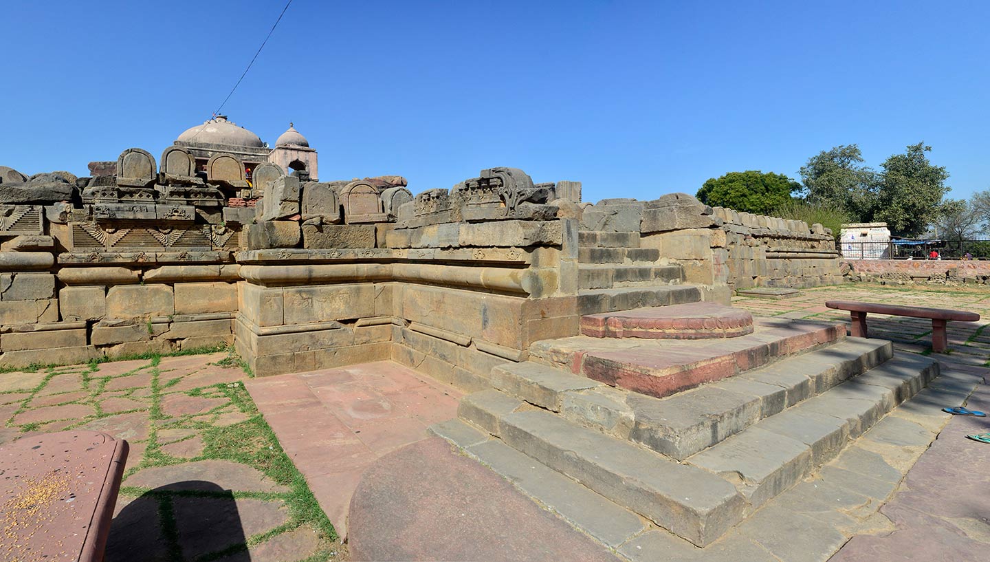 Moonstone and steps leading up to the first level are visible from the approach, specifically from the east side coming from the Chand Baori.