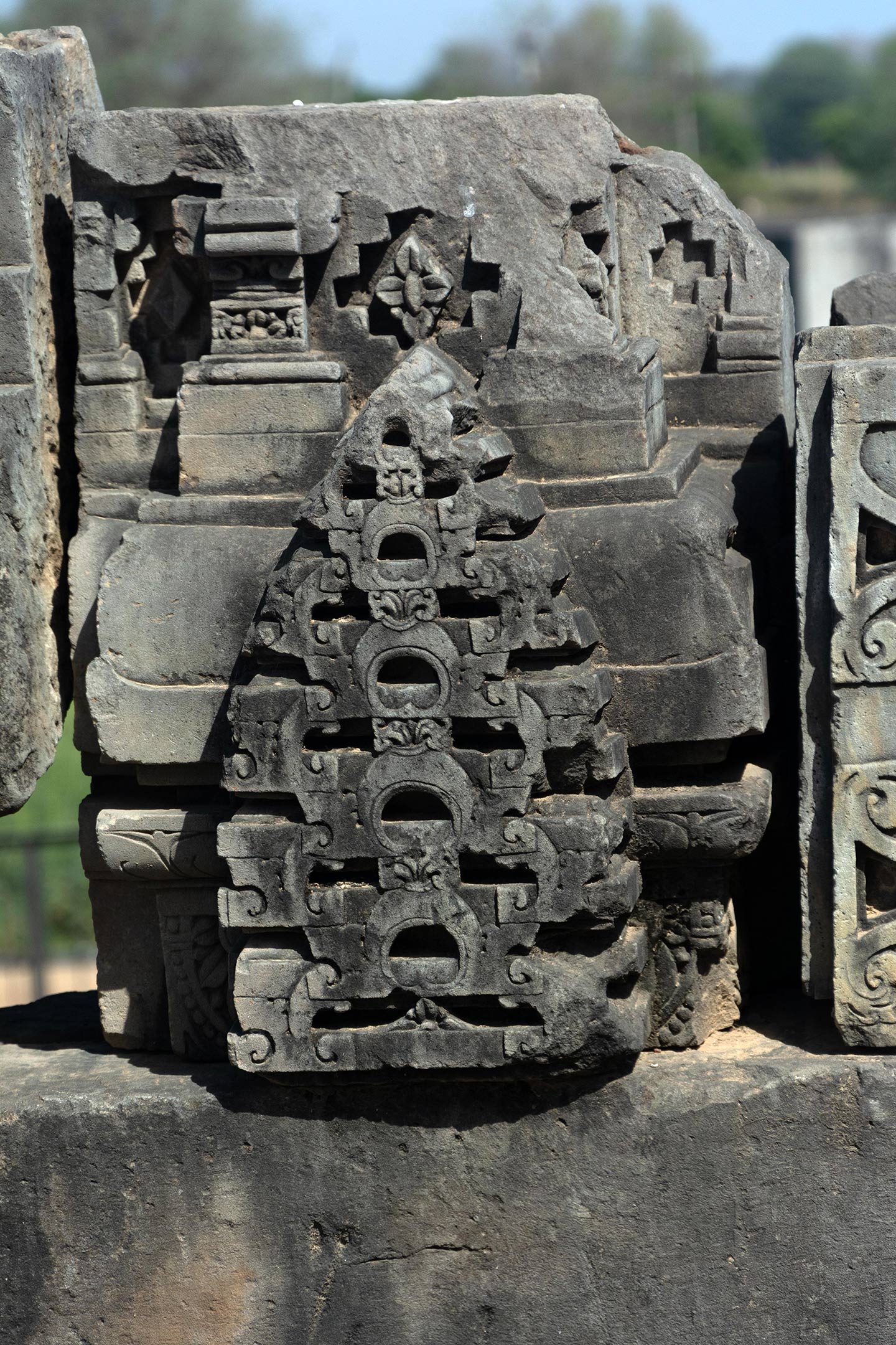 Most fragments assembled here were once part of the shikhara of the original temple, other subsidiary structures, and associated parts like the urushringa (subsidiary tower projecting from the sides of the main shikhara). A circular dome later replaced the destroyed original shikhara.