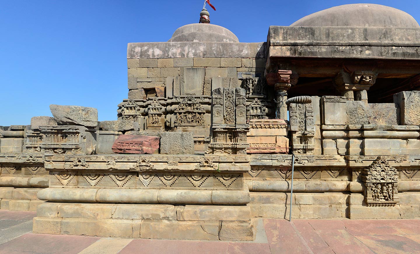 The space in front of the garbhagriha (sanctum sanctorum) is the maha mandapa which is used as a congregation space and for conducting rituals. A pradakshina (circumambulation path) goes around the garbhagriha and the mahamadapa. Instead of the traditional shikhara, the temple was reconstructed with a dome by the Archaeology Department of the erstwhile Jaipur State in the 1940s.